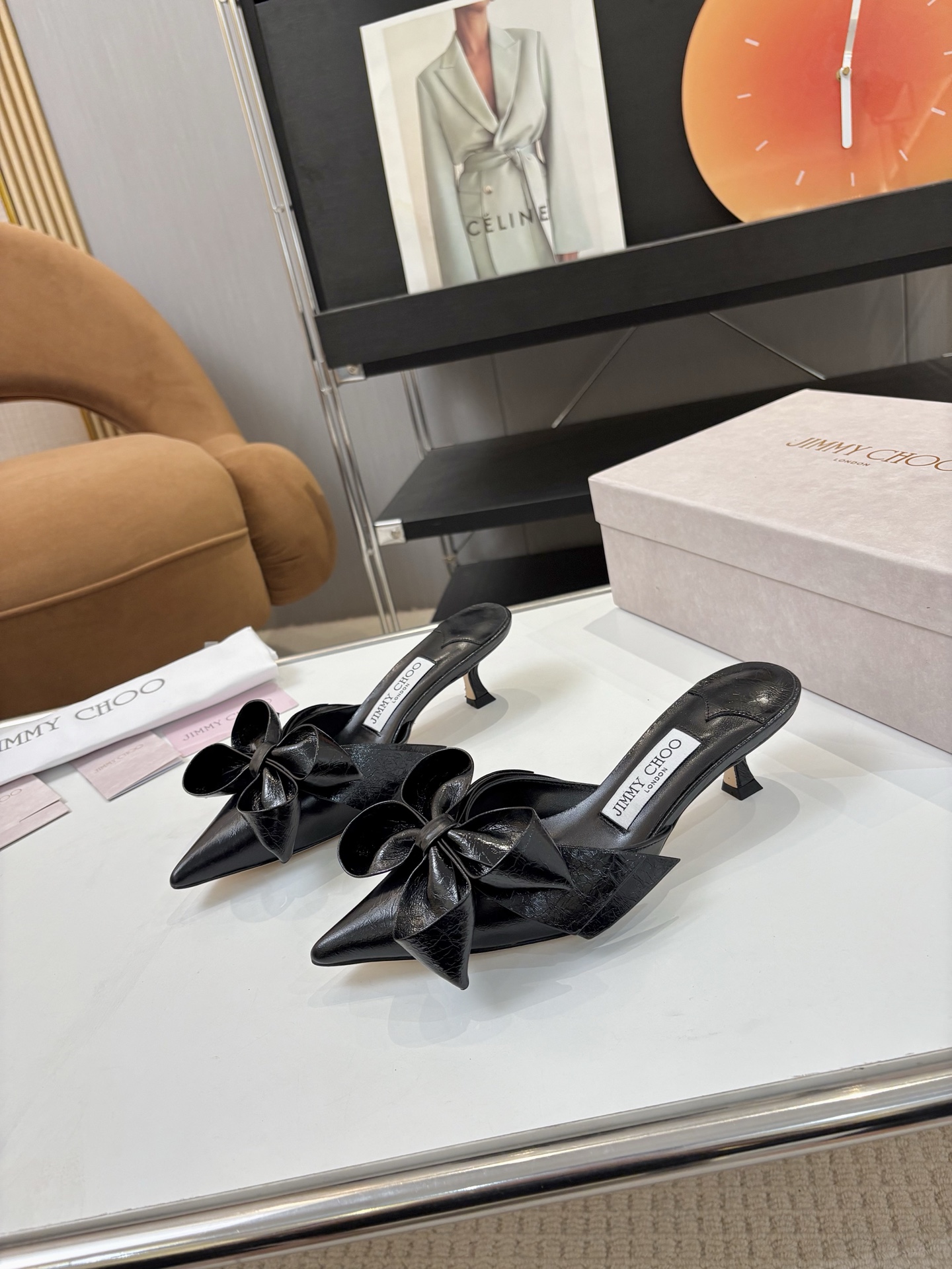 NO:383357,Price: Brand Jimmy Choo Jimmy Week Early Spring New Product Orb Pump Extra Shaped High Heels Song Qian Same Model Encounter Luxury Not only a pair of shoes, but also a work of art. It carries exquisite craftsmanship and fashion aesthetics, and is an indispensable treasure in every woman's shoe cabinet that pursues quality and style. Wear it, start your own fashion legendary journey and let every step out of the bright stars!  The rhinestones outline the charming curve on the insteps of the feet, which is simply beautiful. It surrounds the fairy spirit with 360 degrees, gorgeous and not exaggerated!  !  Fabric: cowhide Inner: soft sheepskin Outsole: Italian leather outsole Heel height: 4.5cm Size: #35-42 (40.41.42 Custom made without return), high heels, jimmy choo, jimmy choo, high heels, cowhide, sheepskin, Leather soles19860909Price: 品 牌Jimmy Choo 吉米周 早春新品 Orb Pump异形 高跟鞋 宋茜同款 邂逅奢华 不仅仅是一双鞋子,更是一件艺术品,它承载着精湛工艺与时尚美学,是每位追求品质与风格的女性鞋柜中不可或缺的珍藏.穿上它,开启属于你的时尚传奇之旅,让每一步都踏出璀璨星光！ 水钻在脚背勾勒迷人的弧度 简直美爆了 360度环绕仙气感 华丽又不浮夸！！ 面料: 牛皮 内里: 柔软羊皮 大底: 意大利真皮大底 跟高: 4.5cm Size: #35-42(40.41.42定做不退换）,高跟鞋,jimmy choo,jimmy choo,high heels,cowhide,sheepskin,Leather soles,Women's Shoes