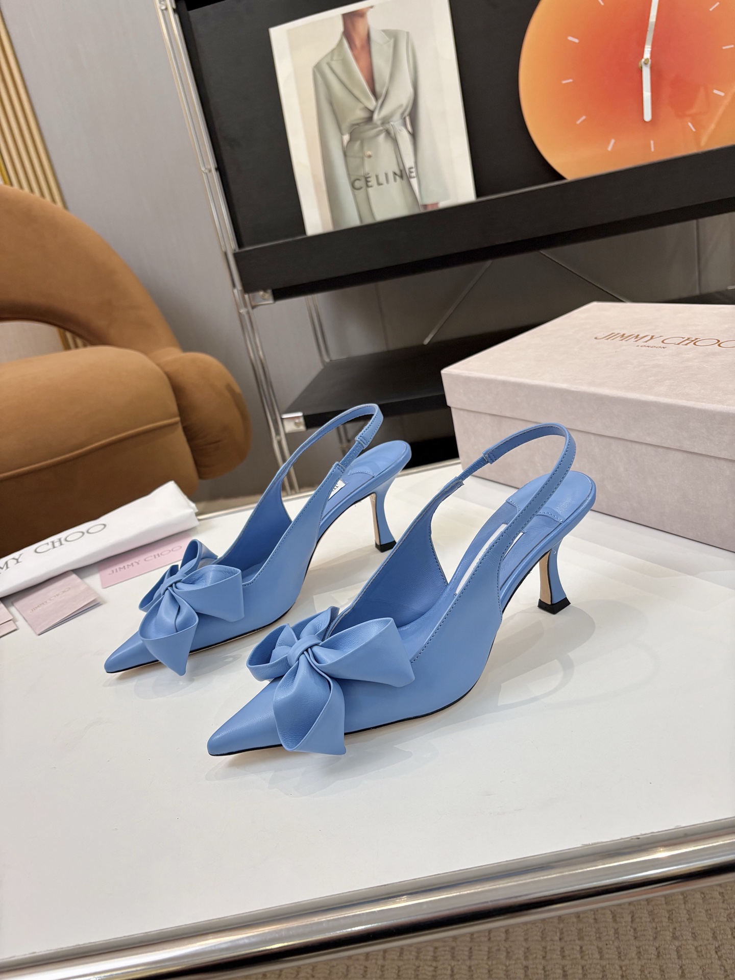 NO:383362,Price: Brand Jimmy Choo Jimmy Week Early Spring New Product Orb Pump Extra Shaped High Heels Song Qian Same Model Encounter Luxury Not only a pair of shoes, but also a work of art. It carries exquisite craftsmanship and fashion aesthetics, and is an indispensable treasure in every woman's shoe cabinet that pursues quality and style. Wear it, start your own fashion legendary journey and let every step out of the bright stars!  The rhinestones outline the charming curve on the insteps of the feet, which is simply beautiful. It surrounds the fairy spirit with 360 degrees, gorgeous and not exaggerated!  !  Fabric: cowhide Inner: soft sheepskin Outsole: Italian leather outsole Heel height: 7.5cm Size: #35-42 (40.41.42 Custom made without return), high heels sandals, jimmy choo, jimmy choo, sandals, high heels, cowhide, sheepskin, Leather soles19860909Price: 品 牌Jimmy Choo 吉米周 早春新品 Orb Pump异形 高跟鞋 宋茜同款 邂逅奢华 不仅仅是一双鞋子,更是一件艺术品,它承载着精湛工艺与时尚美学,是每位追求品质与风格的女性鞋柜中不可或缺的珍藏.穿上它,开启属于你的时尚传奇之旅,让每一步都踏出璀璨星光！ 水钻在脚背勾勒迷人的弧度 简直美爆了 360度环绕仙气感 华丽又不浮夸！！ 面料: 牛皮 内里: 柔软羊皮 大底: 意大利真皮大底 跟高: 7.5cm Size: #35-42(40.41.42定做不退换）,高跟鞋凉鞋,jimmy choo,jimmy choo,sandals,high heels,cowhide,sheepskin,Leather soles,Women's Shoes