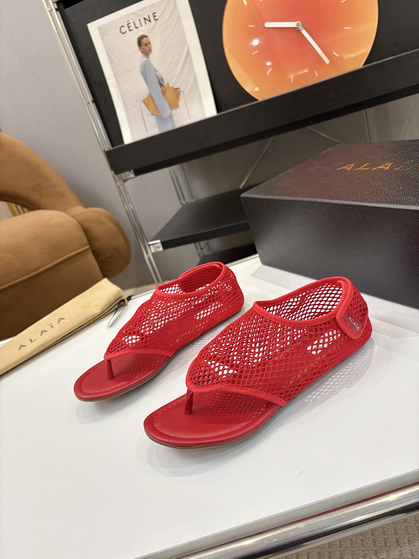 NO:480120,Price: Brand Alaia 25ss New spring and summer style, same style for celebrities, wearable panacea, fishing net shoes, ballet shoes, light and breathable, summer relaxed aesthetic, breathable mesh, sun and moon, interwoven with a faint sense of translucent aesthetic, mesh design, full breathable, breathable, not stuffy, round head design releases toe space, can be worn with thin socks or barefoot, buckle design toes, don't worry about heeling loss when running, original custom mesh material, original rubber outsole, Size#35-42 (40.41.42 custom made, no return or exchange), ballet shoes, alaia19860909Price: 品 牌Alaia 25ss 春夏季新款 明星同款 穿搭万金油 渔网鞋 芭蕾舞鞋 轻盈透气 夏日松弛美学透气网面日月光倾泻 交织出若隐若现的透感美学 网面设计 呼吸感拉满 透气不闷热 圆头设计释放脚趾空间 搭配薄袜或光脚穿都可以 搭扣的设计加持跑步都不用担心掉跟问题 材质原版定制网纱 大底原版橡胶大底 Size#35-42（40.41.42订做不退换）,芭蕾舞鞋,alaia,Women's Shoes