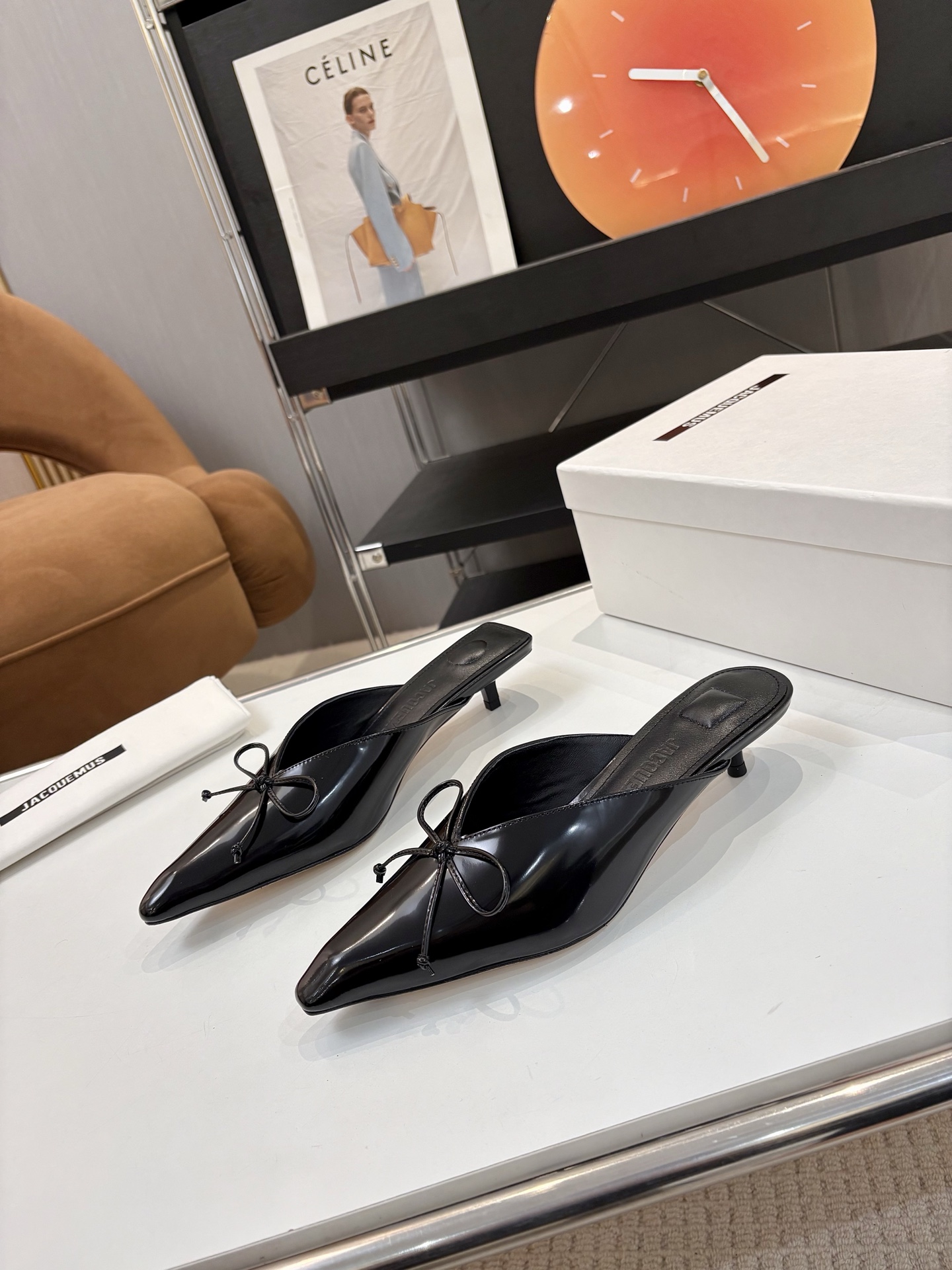 NO:391896,Price: Brand jacqumus niche trendy brand Jacquemus 25 spring and summer new bow pointed toe empty slippers JACQUEMUS's unique square buckle and round buckle design is unique and eye-catching, and tastes elegantly. The stiletto heels and comfortable shoe shapes make you confident and relaxed every step, whether it is commuting or gathering, it is a dazzling choice!  Fabric cowhide inner sheepskin footbed sheepskin heel height 3.0cm yardage 35-41 (40.41 custom-made without return or exchange), semi-drag, slippers, cowhide, sheepskin19860909Price: 品 牌jacqumus 小众潮牌Jacquemus25春夏新款蝴蝶结尖头后空拖鞋 JACQUEMUS独特的方扣与圆扣设计,别致吸睛,尽品 优雅品味.细高跟与舒适的鞋型,让你每一步都自信从 容,无论是通勤还是聚会,皆为亮眼之选！ 面料牛皮 内里羊皮 垫脚羊皮 跟高3.0cm 码数35-41（40.41定制不退换）,半拖,slippers,cowhide,sheepskin,Women's Shoes