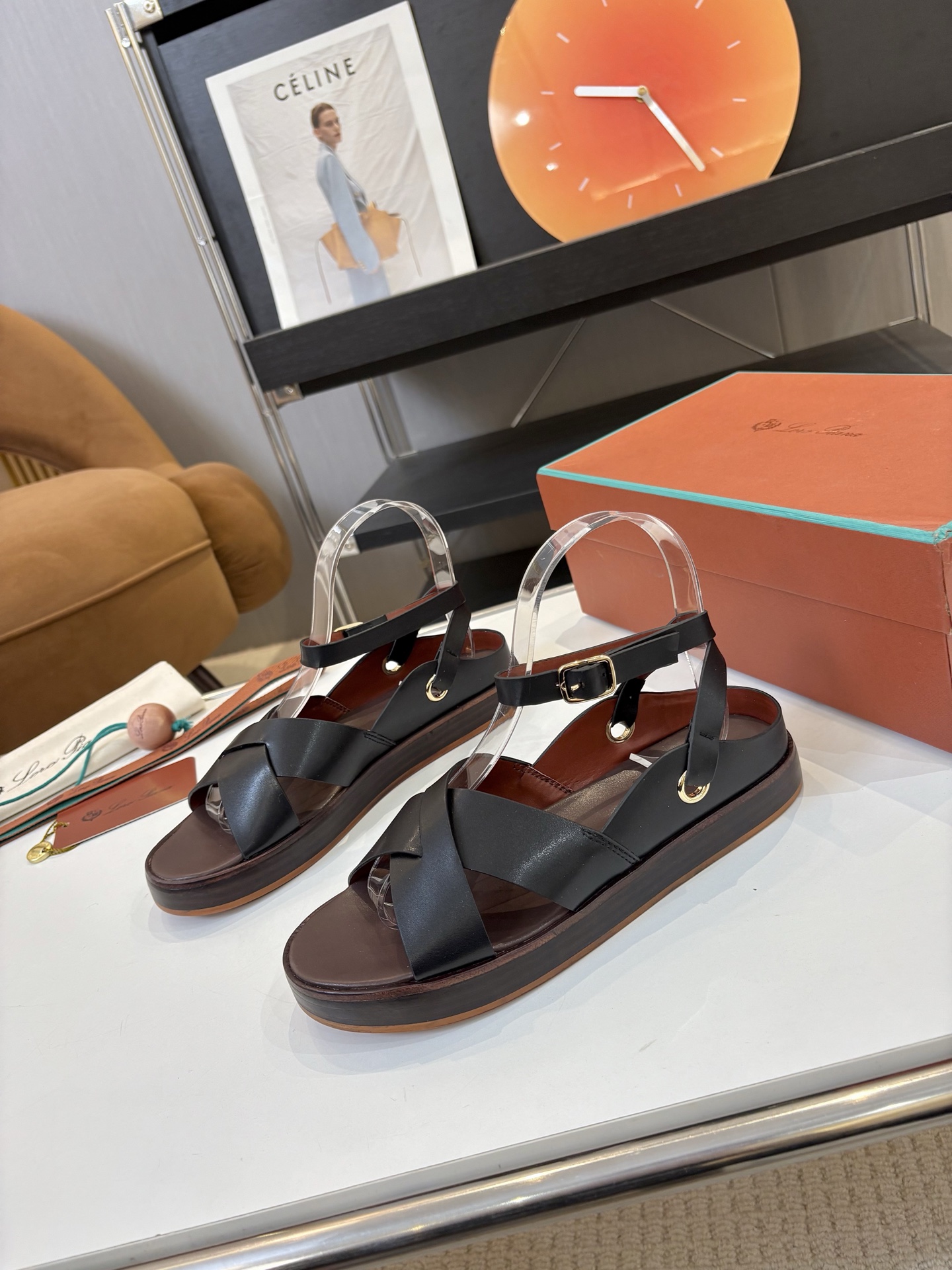 NO:391861,: Brand Loro Piana niche trend brand Loro Piana 25 spring and summer new LP cross-lace upper water table thick-soled sandals exposed heel belt design minimalist style retro sandals This flat-soled open-toe sandal is an ideal choice for daily summer wear, showing elegance and comfort in the steps. Made of cotton and linen blended canvas fabric, decorated with contrasting leather details, cross-wide trim design firmly fits the feet, and is easy to wear. The heel is straight and wide inlay and cleverly connects the ankle strap, paired with round and adjustable metal buckles. Upper imported calfskin/custom canvas inner foot pad sheepskin, original open-soled rubber table outsole (with anti-slip texture) Size: 35-41 (40.41 custom made without return), sandals, loro pigana, loro  piana, sandals, cowhide, sheepskin19860909: 品牌Loro Piana 小众潮牌Loro Piana 诺悠翩雅25春夏新款 LP 交叉带鞋面水台厚底凉鞋露跟绕带设计极简风复古凉鞋 此款平底露趾凉鞋是夏季日常穿搭的理想之选,步履之间尽显优雅与舒适.采用棉质和亚麻混纺的帆布面料制成,饰以撞色皮革细节,交叉宽饰带设计稳固贴合双脚,穿着轻松自如.后跟的挺阔嵌饰巧妙连接踝带,搭配圆润可调节金属扣. 鞋面进口小牛皮/定制帆布 内里垫脚羊皮 大底原版开模橡胶水台大底（设有防滑纹理） 码数:35-41（40.41定做不退换）,凉鞋,loro piana,loro piana,sandals,cowhide,sheepskin,Women's Shoes