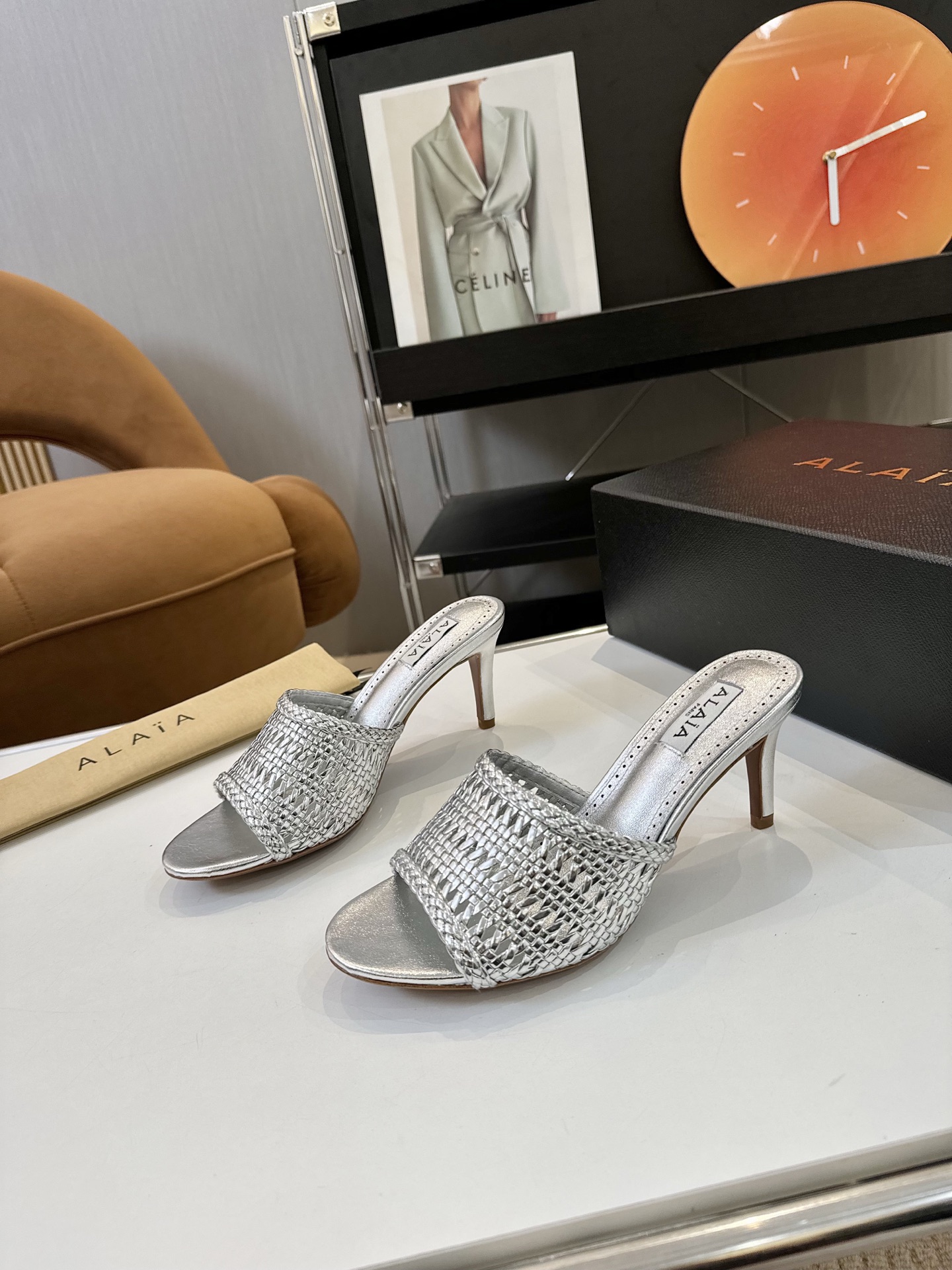 NO:412025,Price: (Leather Box + 15) Brand Alaia 25S new retro buckle Mary Jane shoes ballet shoes catwalk flat ballet shoes Zhang Xiaohui has the same sweet and cool ballet style, a very popular ballet shoes, romantic, charming, comfortable and versatile girlish style, modern and retro flavor, very simple and atmospheric, whether it is a skirt, dress or jeans, it can be the finishing touch!   Go material, upper fishing net braid, outsole, Italian leather outsole, heel height 8.5cm, size 35-39 (40 41 custom made, no return or exchange), high heels, alaia, mary jane, high heels, slippers, slippers, skirts, jeans, Leather soles19860909Price: (皮盒+15） 品 牌Alaia 阿莱亚25S新品复古扣带玛丽珍鞋芭蕾舞鞋 走秀款平底芭蕾舞鞋章小蕙同款甜酷芭蕾风,人气超高的一款芭蕾舞鞋,浪漫又迷人舒适百搭满满的少女风 既摩登又复古的味道 非常的简约大气 不管是半身裙 连衣裙还是牛仔裤 它都能成为点睛之笔！  Go 材质 鞋面渔网状编织 大底意大利真皮大底 跟高8.5cm 码数35-39（40 41订做不退换）,高跟鞋拖鞋,alaia,mary jane,high heels,slippers,skirts,jeans,Leather soles,Women's Shoes