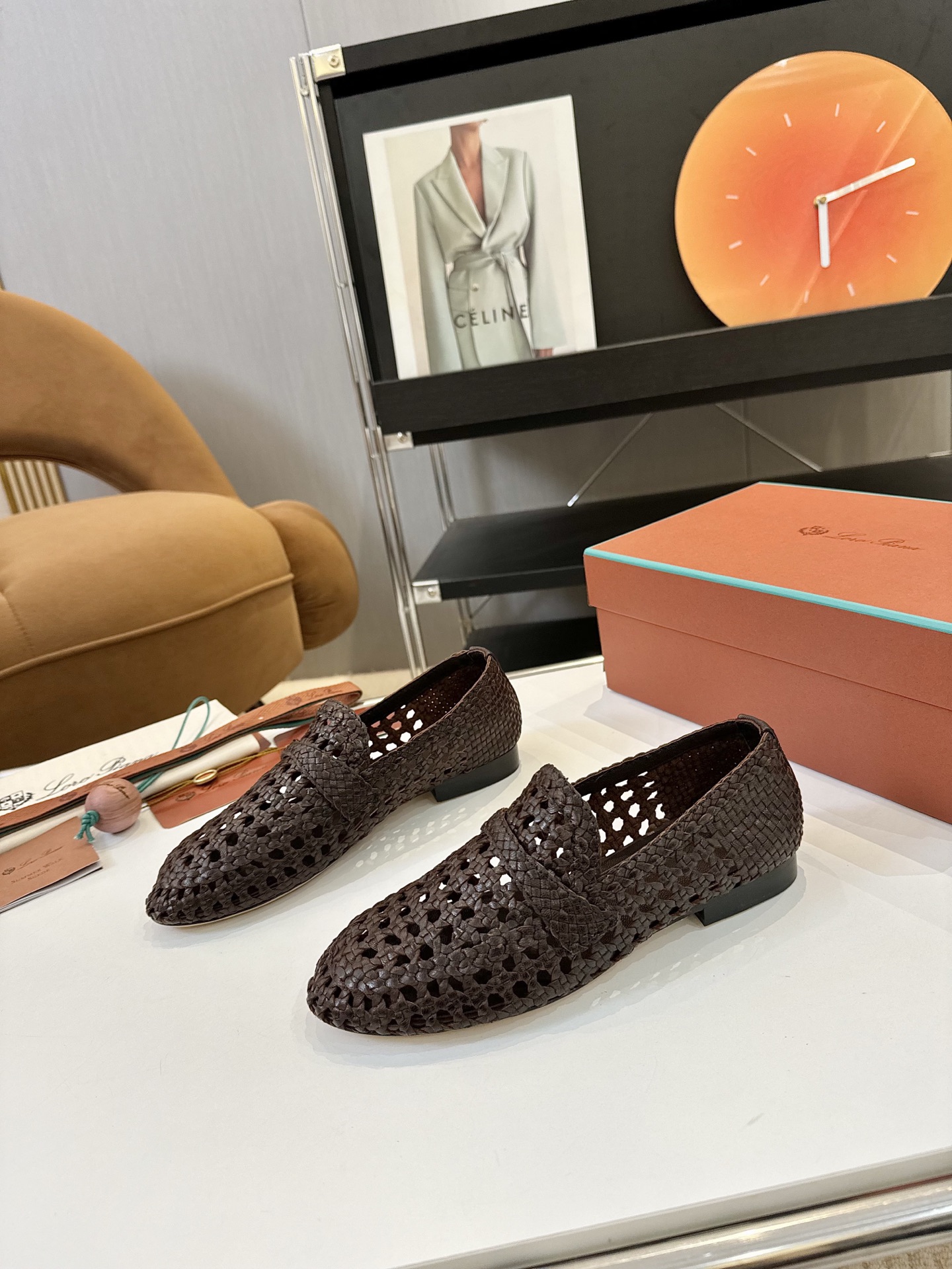 NO:412031,: Brand Loro Piana* Loro Piana 25s spring and summer new cowhide hand-woven hollow loafers old-fashioned retro single shoes Leon loafers are inspired by the iconic Summer Charm style, equipped with exquisite leather soles, which is ideal for warm seasons. Each pair of shoes is handmade by craftsmen and uses a half-bag structure to provide the wearer with an extraordinary and comfortable experience. Due to the handmade craftsmanship, each piece may be slightly different in details. The upper is mat texture and the open design is elegant and transparent. The upper is customized with pure hand-made cowhide braided inner foot pad sheepskin sole original open mold Italian leather outsole size 35-39 (40.41 custom made without return), single shoes, loro  piana,loafers,cowhide,sheepskin,Leather soles19860909: 品牌Loro Piana* Loro Piana 诺悠翩雅 25s春夏新款 牛皮手工编织镂空乐福鞋老钱风复古单鞋 Leon乐福鞋的设计灵感源自标志性Summer Charm款式,配有精致的皮革鞋底,是温暖季节的理想之选.每一双鞋均由工匠手工打造,采用半袋式结构,为穿着者提供卓越非凡的舒适体验.由于采用手工匠制工艺,每件作品在细节上可能略有不同.鞋面呈现席纹纹理,开放式设计优雅通透. 鞋面定制纯手工牛皮编织 内里垫脚羊皮 鞋底原版开模意大利真皮大底 码数35-39（40.41定做不退换）,单鞋,loro piana,loafers,cowhide,sheepskin,Leather soles,Women's Shoes
