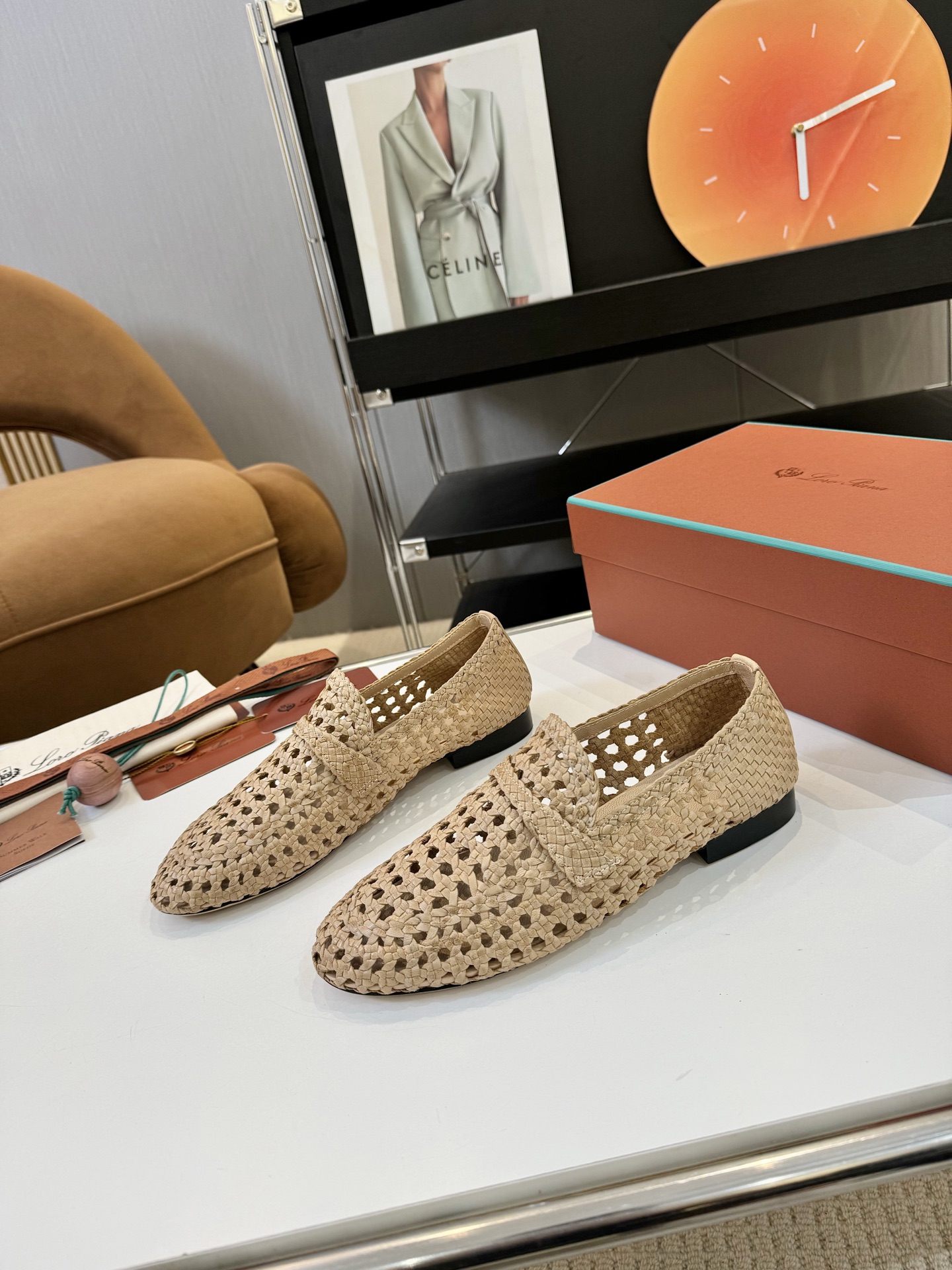 NO:412037,: Brand Loro Piana* Loro Piana 25s spring and summer new cowhide hand-woven hollow loafers old-fashioned retro single shoes Leon loafers are inspired by the iconic Summer Charm style, equipped with exquisite leather soles, which is ideal for warm seasons. Each pair of shoes is handmade by craftsmen and uses a half-bag structure to provide the wearer with an extraordinary and comfortable experience. Due to the handmade craftsmanship, each piece may be slightly different in details. The upper is mat texture and the open design is elegant and transparent. The upper is customized with pure hand-made cowhide braided inner foot pad sheepskin sole original open mold Italian leather outsole size 35-39 (40.41 custom made without return), single shoes, loro  piana,loafers,cowhide,sheepskin,Leather soles19860909: 品牌Loro Piana* Loro Piana 诺悠翩雅 25s春夏新款 牛皮手工编织镂空乐福鞋老钱风复古单鞋 Leon乐福鞋的设计灵感源自标志性Summer Charm款式,配有精致的皮革鞋底,是温暖季节的理想之选.每一双鞋均由工匠手工打造,采用半袋式结构,为穿着者提供卓越非凡的舒适体验.由于采用手工匠制工艺,每件作品在细节上可能略有不同.鞋面呈现席纹纹理,开放式设计优雅通透. 鞋面定制纯手工牛皮编织 内里垫脚羊皮 鞋底原版开模意大利真皮大底 码数35-39（40.41定做不退换）,单鞋,loro piana,loafers,cowhide,sheepskin,Leather soles,Women's Shoes