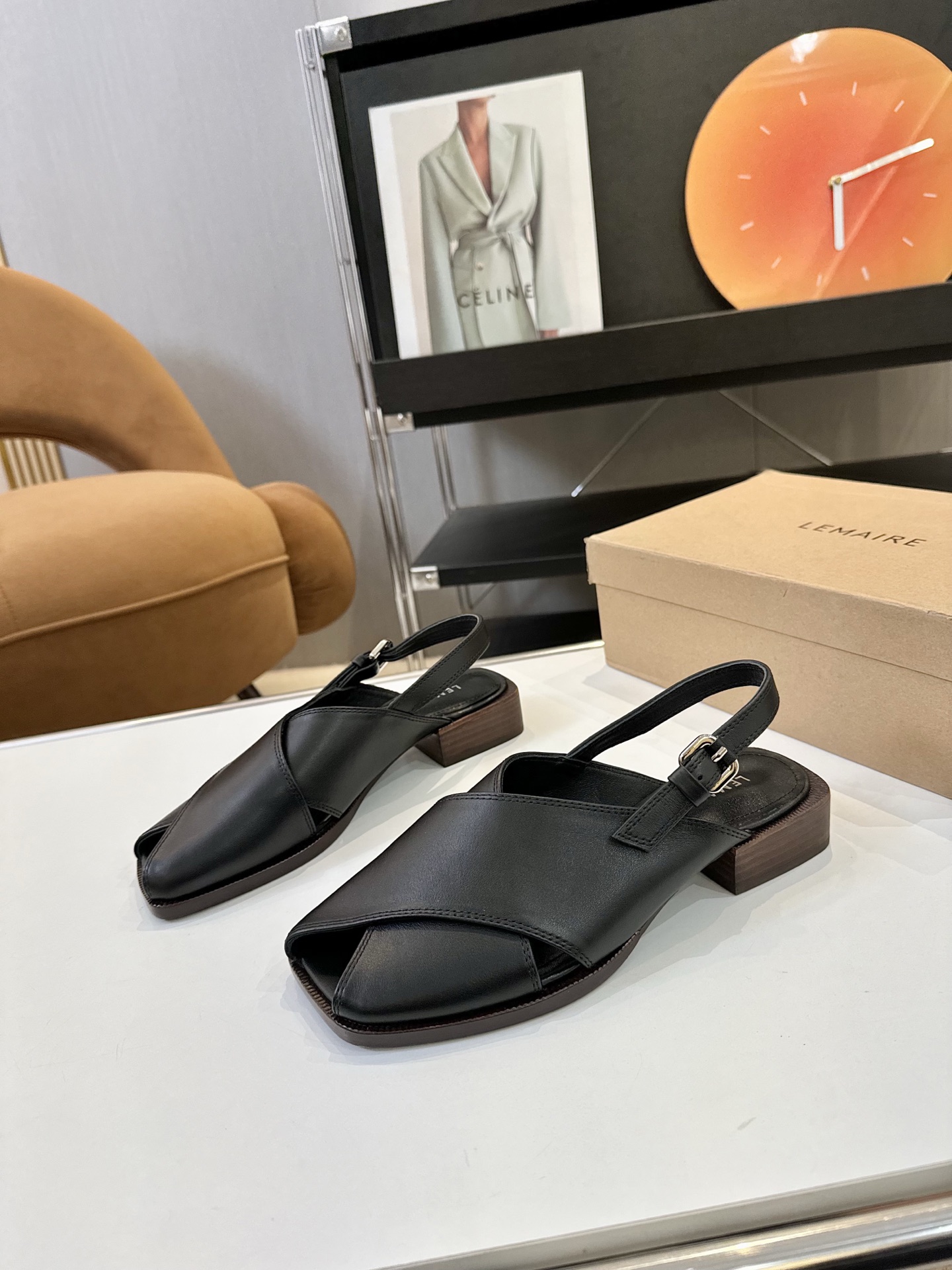 NO:406386,Price: Brand LEMAIRE 2025 spring and summer new monk shoes French lazy, simple but not lacking in style, lace-up design, it is a fusion of casualness and exquisiteness, so beautiful. Upper cowhide inner sheepskin inner lining outsole imported from Italy genuine leather outsole heel height 6.5cm size 35-39# (40# customized for non-return and exchange), sandals, sandals, cowhide, sheepskin, Leather soles19860909Price: 品 牌 LEMAIRE 2025春夏新款僧侣鞋法式慵懒,简约而不失格调绑带设计,是随性与精致的融合,太美貌了 鞋面牛皮 内里羊皮内里 大底意大利进口真皮大底 跟高6.5cm 码数35-39#（40#订做不退换）,凉鞋,sandals,cowhide,sheepskin,Leather soles,Women's Shoes