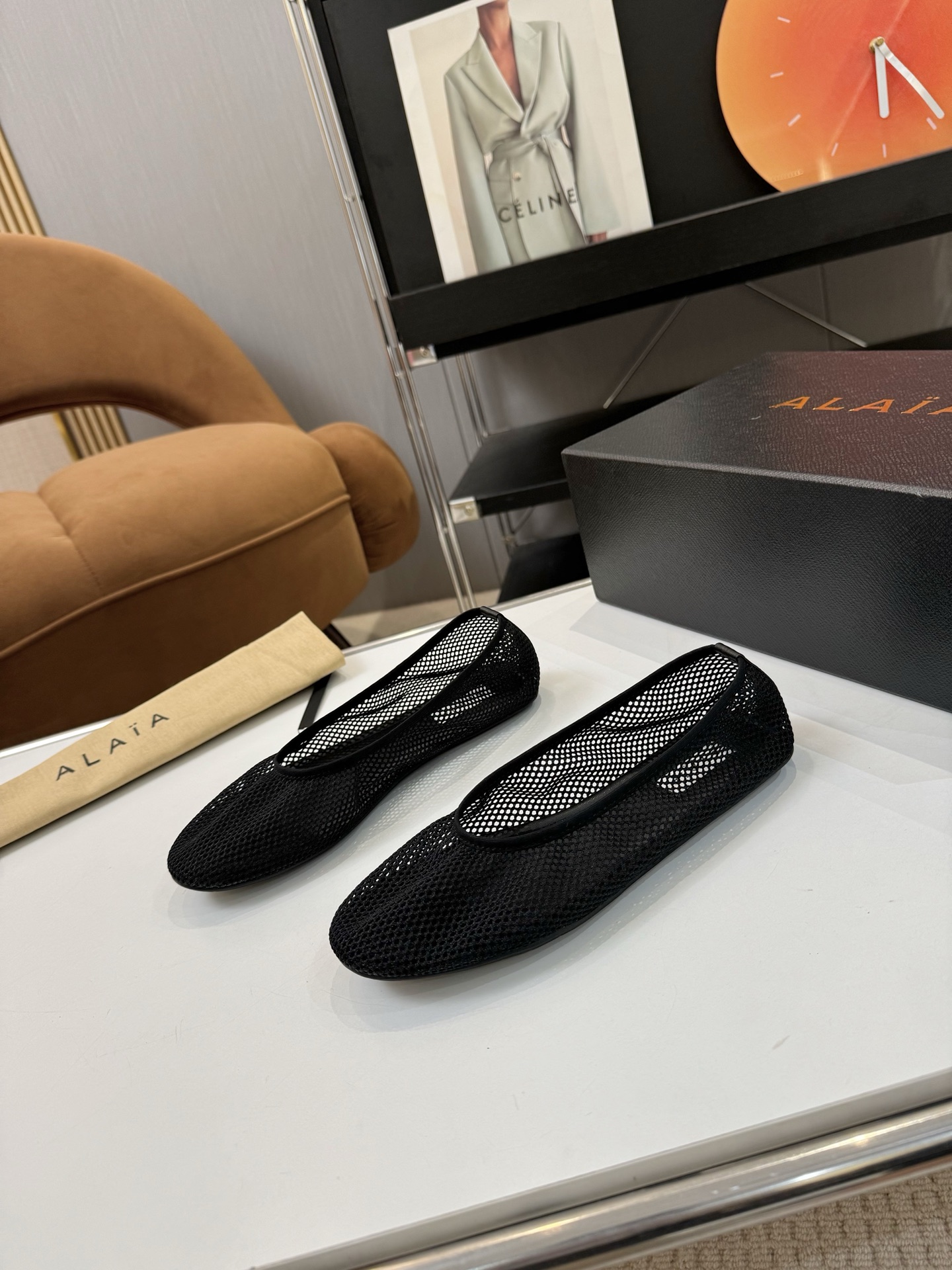 NO:480113,Price: Brand Alaia 24S new retro buckle Mary Jane shoes ballet shoes catwalk flat ballet shoes Zhang Xiaohui has the same sweet and cool ballet style, a very popular ballet shoes, romantic, charming, comfortable and versatile style, full of girlish style, modern and retro flavor, very simple and atmospheric, whether it is a skirt, dress or jeans, it can be the finishing touch!   Go material, imported upper, original open molded rubber non-slip sole, size 35-39 (40 41 custom made, no return or exchange), ballet shoes, alaia, mary jane, skirts, jeans19860909Price: 品 牌Alaia 阿莱亚24S新品复古扣带玛丽珍鞋芭蕾舞鞋 走秀款平底芭蕾舞鞋章小蕙同款甜酷芭蕾风,人气超高的一款芭蕾舞鞋,浪漫又迷人舒适百搭满满的少女风 既摩登又复古的味道 非常的简约大气 不管是半身裙 连衣裙还是牛仔裤 它都能成为点睛之笔！  Go 材质 鞋面进口丝网 大底原版开模橡胶防滑大底 码数35-39（40 41订做不退换）,芭蕾舞鞋,alaia,mary jane,skirts,jeans,Women's Shoes