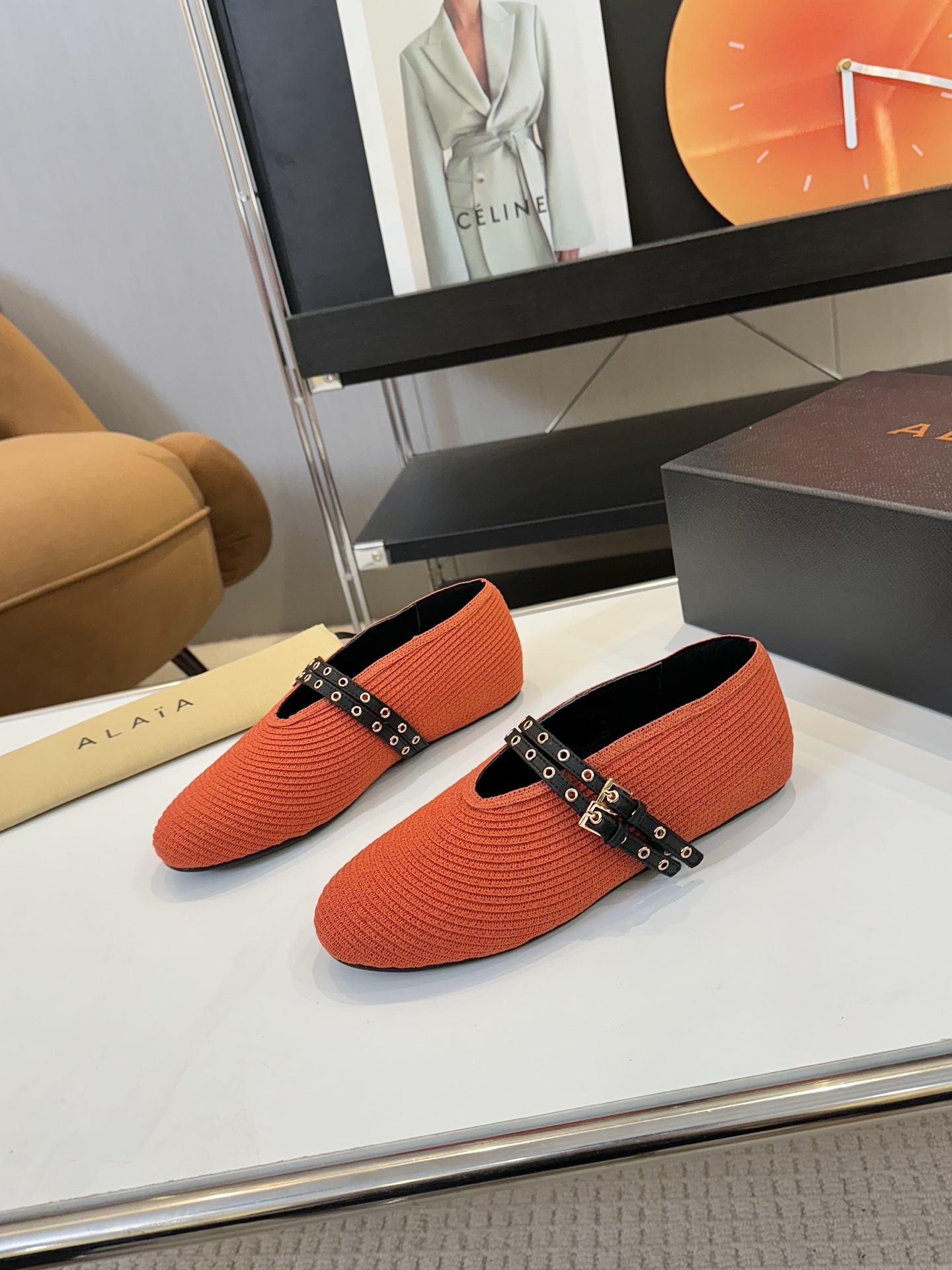 NO:480101,Price: Brand Alaia 24S new retro buckle Mary Jane shoes ballet shoes catwalk flat ballet shoes Zhang Xiaohui has the same sweet and cool ballet style, a very popular ballet shoes, romantic, charming, comfortable and versatile style, full of girlish style, modern and retro flavor, very simple and atmospheric, whether it is a skirt, dress or jeans, it can be the finishing touch!   Go material, imported upper, imported mixed-bred sheepskin, original open molded rubber non-slip sole, size 35-39 (40 41 custom made, no return or exchange), ballet shoes, alaia, mary jane, skirts, jeans, sheepskin19860909Price: 品 牌Alaia 阿莱亚24S新品复古扣带玛丽珍鞋芭蕾舞鞋 走秀款平底芭蕾舞鞋章小蕙同款甜酷芭蕾风,人气超高的一款芭蕾舞鞋,浪漫又迷人舒适百搭满满的少女风 既摩登又复古的味道 非常的简约大气 不管是半身裙 连衣裙还是牛仔裤 它都能成为点睛之笔！  Go 材质 鞋面进口编织 内里进口混种羊皮 大底原版开模橡胶防滑大底 码数35-39（40 41订做不退换）,芭蕾舞鞋,alaia,mary jane,skirts,jeans,sheepskin,Women's Shoes