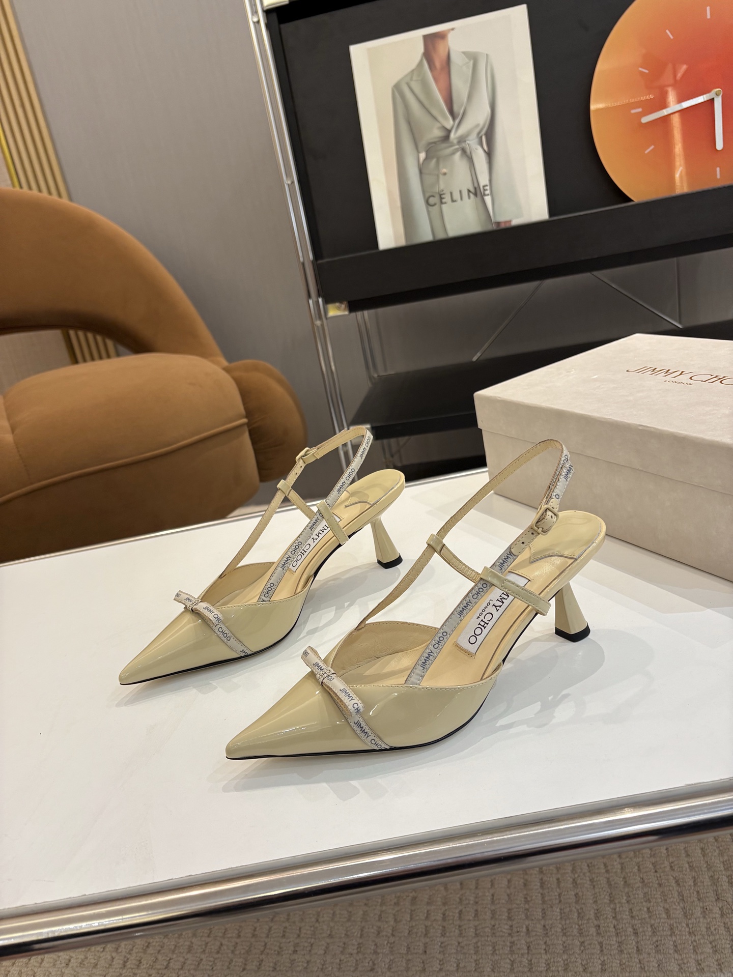 NO:412019,Price: Brand Jimmy Choo Jimmy Week Early Spring New Product Orb Pump Extra Shaped High Heels Song Qian Same Model Encounter Luxury Not only a pair of shoes, but also a work of art. It carries exquisite craftsmanship and fashion aesthetics, and is an indispensable treasure in every woman's shoe cabinet that pursues quality and style. Wear it, start your own fashion legendary journey and let every step out of the bright stars!  The rhinestones outline the charming curve on the insteps of the feet, which is simply beautiful. It surrounds the fairy spirit with 360 degrees, gorgeous and not exaggerated!  !  Fabric: Patent leather Inner: Soft sheepskin Outsole: Italian leather outsole Heel height: 6.5cm Size: #35-42 (40.41.42 Custom made without return), high heels sandals, jimmy choo, jimmy choo, sandals, high heels, sheepskin, Leather soles19860909Price: 品 牌Jimmy Choo 吉米周 早春新品 Orb Pump异形 高跟鞋 宋茜同款 邂逅奢华 不仅仅是一双鞋子,更是一件艺术品,它承载着精湛工艺与时尚美学,是每位追求品质与风格的女性鞋柜中不可或缺的珍藏.穿上它,开启属于你的时尚传奇之旅,让每一步都踏出璀璨星光！ 水钻在脚背勾勒迷人的弧度 简直美爆了 360度环绕仙气感 华丽又不浮夸！！ 面料: 漆皮 内里: 柔软羊皮 大底: 意大利真皮大底 跟高: 6.5cm Size: #35-42(40.41.42定做不退换）,高跟鞋凉鞋,jimmy choo,jimmy choo,sandals,high heels,sheepskin,Leather soles,Women's Shoes