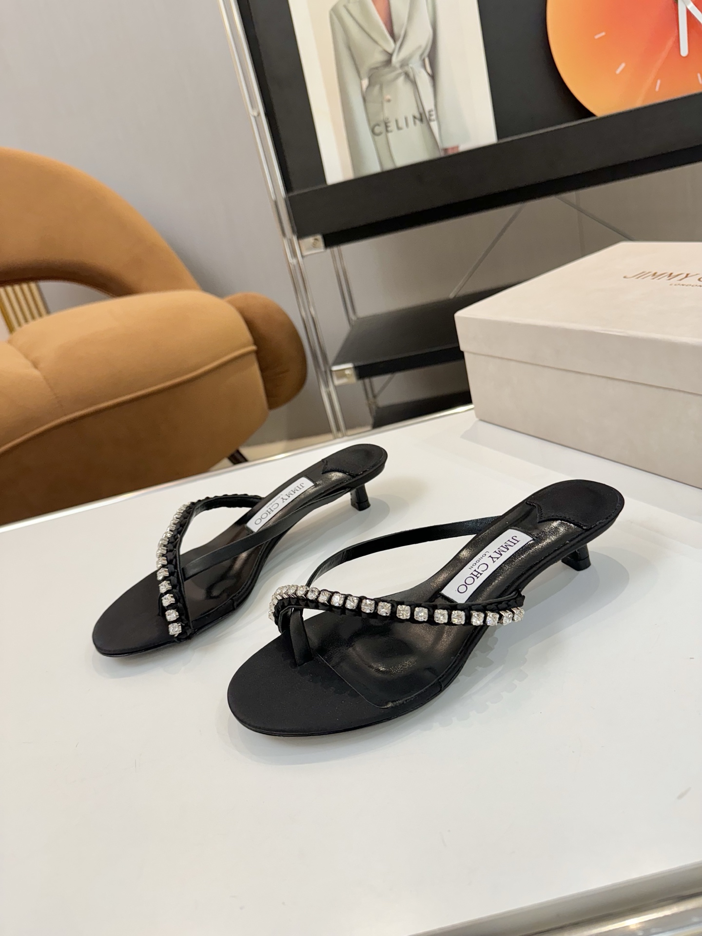 NO:412013,Price: Brand Jimmy Choi Ss Early Spring New Chain Diamond Low Heel Clip Drag Original last, perfect lines, simple and atmospheric, thick heels on the feet, comfortable and versatile, and can lengthen the legs to make you look taller, slim and longer. JC is best at girls sweet, adding tempting sexy. Fabric imported sheepskin + imported Ao Diamond, crystal sheepskin, soles, Italian leather outsole, heel height 3.5cm heel height, size 35-39 (40 41 custom made, no return or exchange), split-toe shoes, jimmy choo, sheepskin, Leather soles19860909Price: 品 牌Jimmy Choi ss早春新款链条钻低跟夹子拖 原版套楦,完美的线条,简约大气上脚显气质粗跟舒适百搭,还能拉长双腿显高显瘦显腿长,JC最擅长的女生甜美,更是添加了诱惑的性感 面料进口羊皮+进口奥钻 内里进口水晶羊皮 鞋底意大利真皮大底 跟高3.5cm跟高 尺码35-39（40 41定做不退换）,分趾鞋,jimmy choo,sheepskin,Leather soles,Women's Shoes