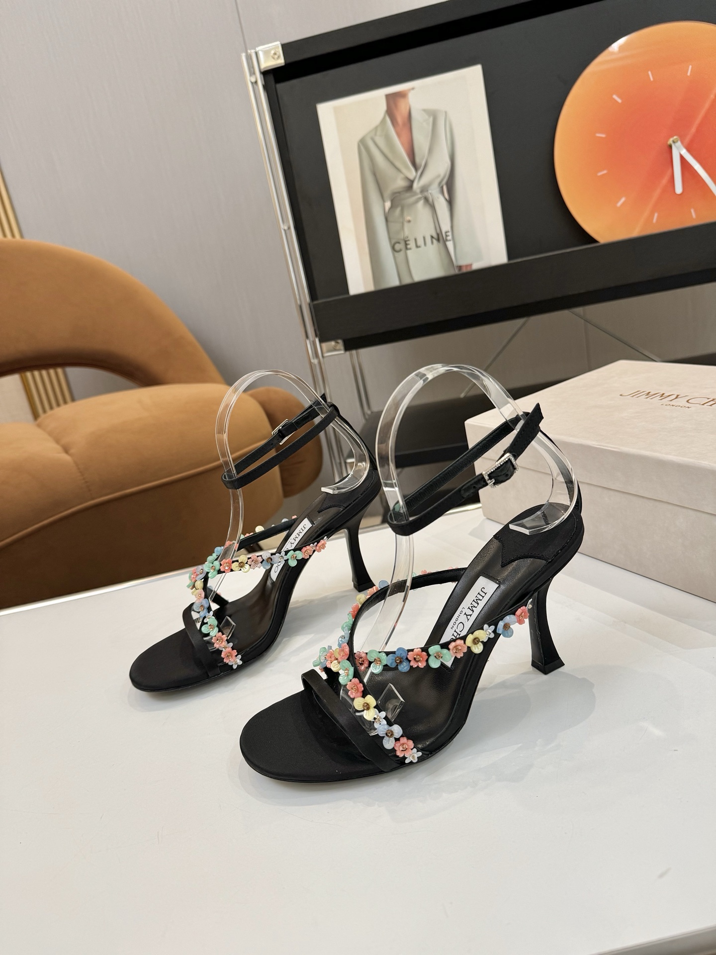 NO:412006,Price: Brand Jimmy Choi Ss Early Spring New Chain Diamond High Heel Sandals Original last, perfect lines, simple and atmospheric, thick heels on the feet, comfortable and versatile, and can lengthen the legs to make them look taller, slim and longer. JC is best at sweetness for girls, adding tempting sexy. Fabric imported sheepskin + imported Ao Diamond, crystal sheepskin, soles, Italian leather outsole, heel height 8.5cm heel height, size 35-39 (40 41 custom made without return and exchange), high heels sandals, jimmy choo, sandals, high heels, sheepskin, Leather soles19860909Price: 品 牌Jimmy Choi ss早春新款链条钻高跟凉鞋 原版套楦,完美的线条,简约大气上脚显气质粗跟舒适百搭,还能拉长双腿显高显瘦显腿长,JC最擅长的女生甜美,更是添加了诱惑的性感 面料进口羊皮+进口奥钻 内里进口水晶羊皮 鞋底意大利真皮大底 跟高8.5cm跟高 尺码35-39（40 41定做不退换）,高跟鞋凉鞋,jimmy choo,sandals,high heels,sheepskin,Leather soles,Women's Shoes