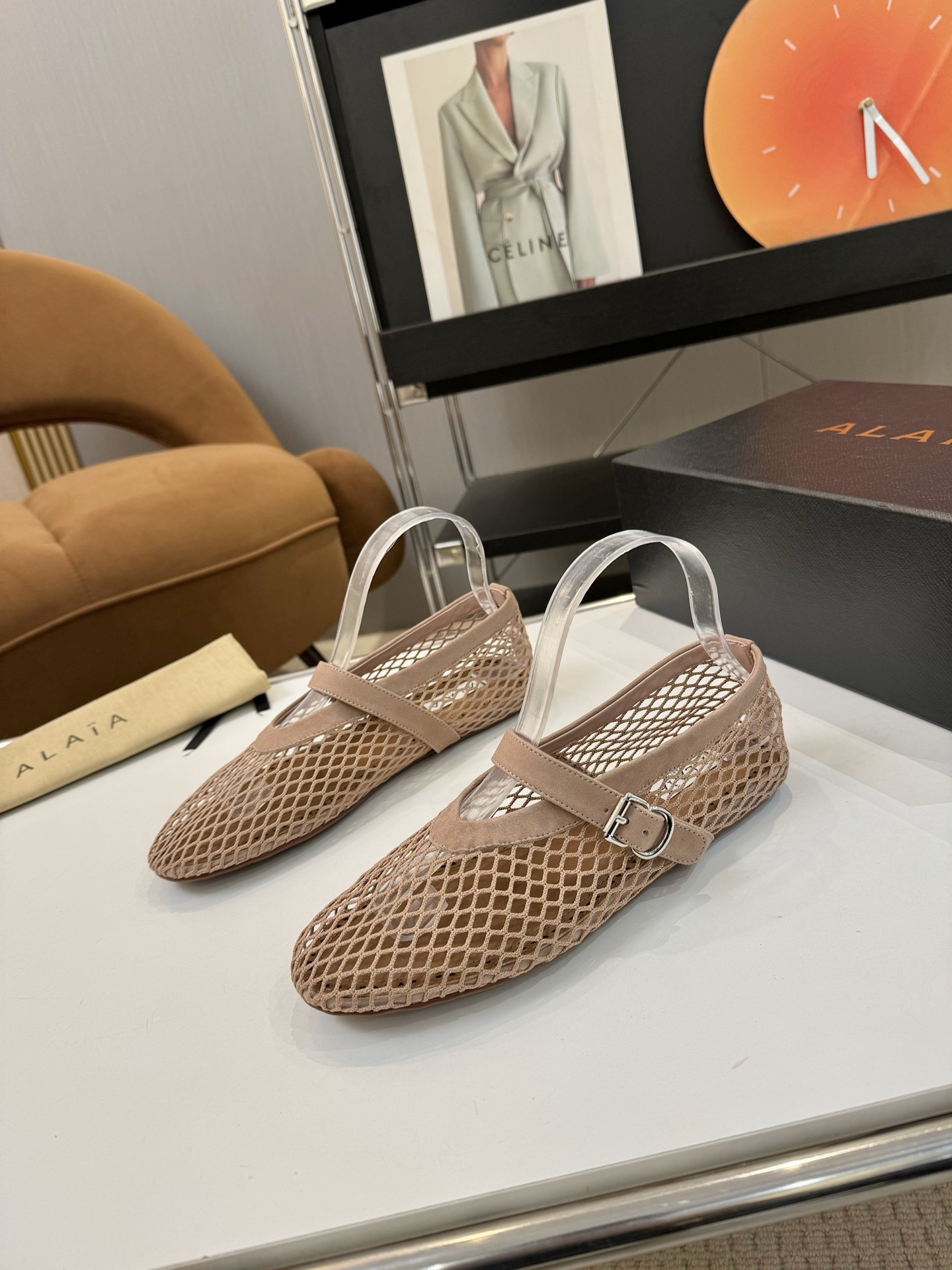 NO:480094,Price: Brand Alaia 24S new retro buckle Mary Jane shoes ballet shoes catwalk flat ballet shoes Zhang Xiaohui has the same sweet and cool ballet style, a very popular ballet shoes, romantic, charming, comfortable and versatile style, full of girlish style, modern and retro flavor, very simple and atmospheric, whether it is a skirt, dress or jeans, it can be the finishing touch!   Go material, imported upper, original open molded rubber non-slip sole, size 35-39 (40 41 custom made, no return or exchange), ballet shoes, alaia, mary jane, skirts, jeans19860909Price: 品 牌Alaia 阿莱亚24S新品复古扣带玛丽珍鞋芭蕾舞鞋 走秀款平底芭蕾舞鞋章小蕙同款甜酷芭蕾风,人气超高的一款芭蕾舞鞋,浪漫又迷人舒适百搭满满的少女风 既摩登又复古的味道 非常的简约大气 不管是半身裙 连衣裙还是牛仔裤 它都能成为点睛之笔！  Go 材质 鞋面进口丝网 大底原版开模橡胶防滑大底 码数35-39（40 41订做不退换）,芭蕾舞鞋,alaia,mary jane,skirts,jeans,Women's Shoes