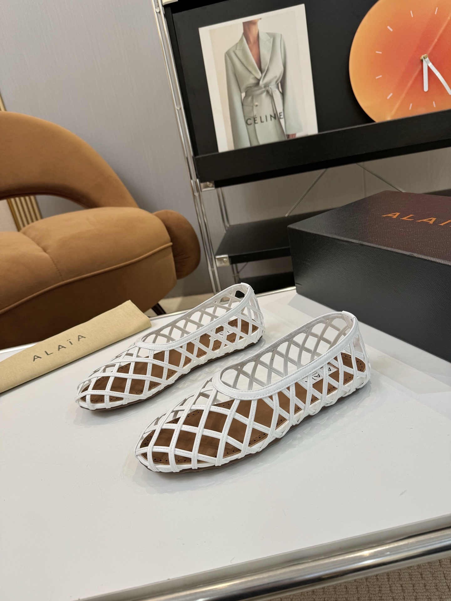 NO:480100,Price: Brand Alaia 24S new retro buckle Mary Jane shoes ballet shoes catwalk flat ballet shoes Zhang Xiaohui has the same sweet and cool ballet style, a very popular ballet shoes, romantic, charming, comfortable and versatile style, full of girlish style, modern and retro flavor, very simple and atmospheric, whether it is a skirt, dress or jeans, it can be the finishing touch!   Go material, imported sheepskin upper, original open molded rubber non-slip sole, size 35-39 (40 41 custom made, no return or exchange), ballet shoes, alaia, mary jane, skirts, jeans, sheepskin19860909Price: 品 牌Alaia 阿莱亚24S新品复古扣带玛丽珍鞋芭蕾舞鞋 走秀款平底芭蕾舞鞋章小蕙同款甜酷芭蕾风,人气超高的一款芭蕾舞鞋,浪漫又迷人舒适百搭满满的少女风 既摩登又复古的味道 非常的简约大气 不管是半身裙 连衣裙还是牛仔裤 它都能成为点睛之笔！  Go 材质 鞋面进口羊皮织网 大底原版开模橡胶防滑大底 码数35-39（40 41订做不退换）,芭蕾舞鞋,alaia,mary jane,skirts,jeans,sheepskin,Women's Shoes