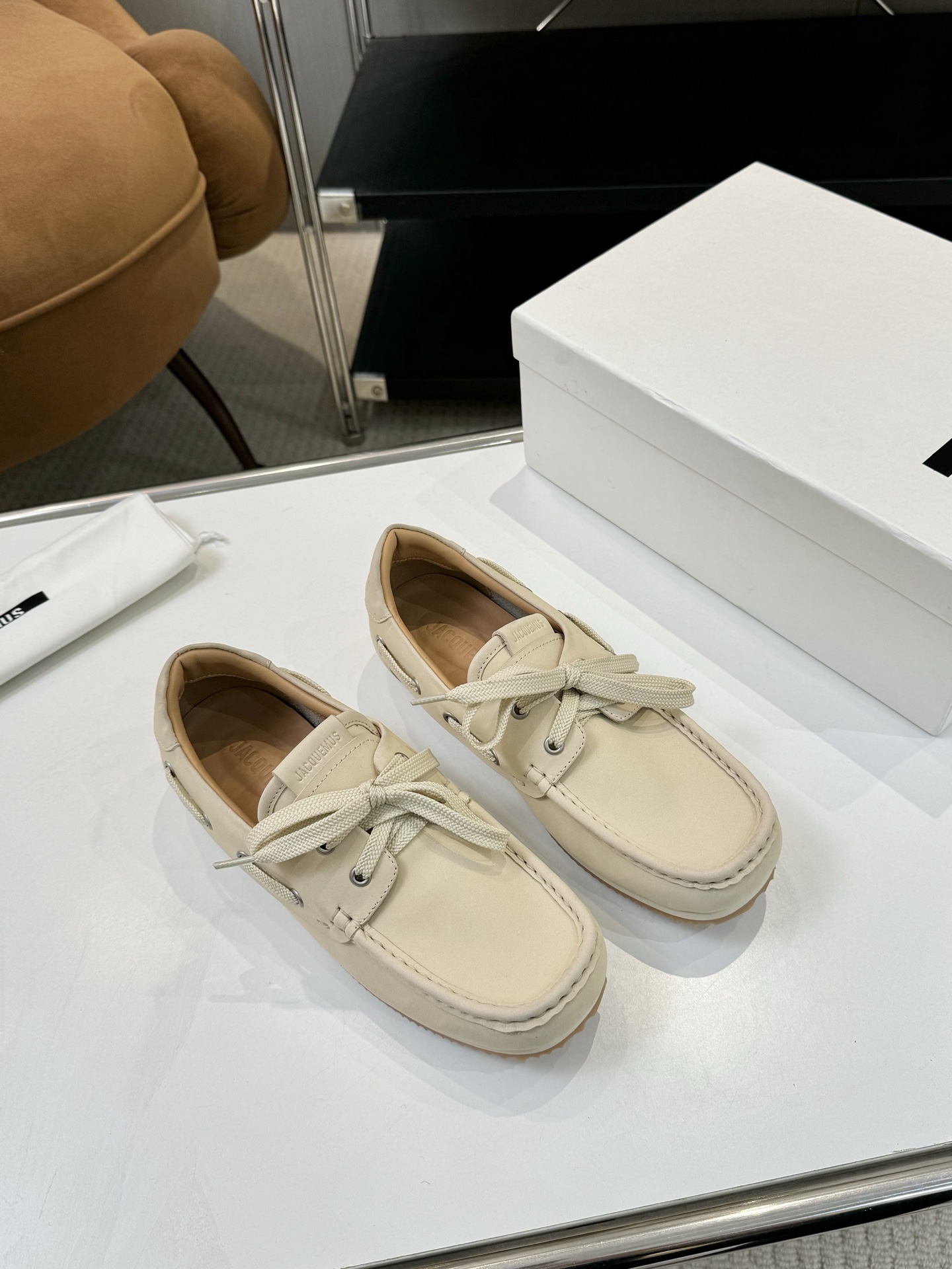 Fashionable Jacquemus Cardigan for $700 with Unique Square Design and Cute Girly Look. - 图片 2