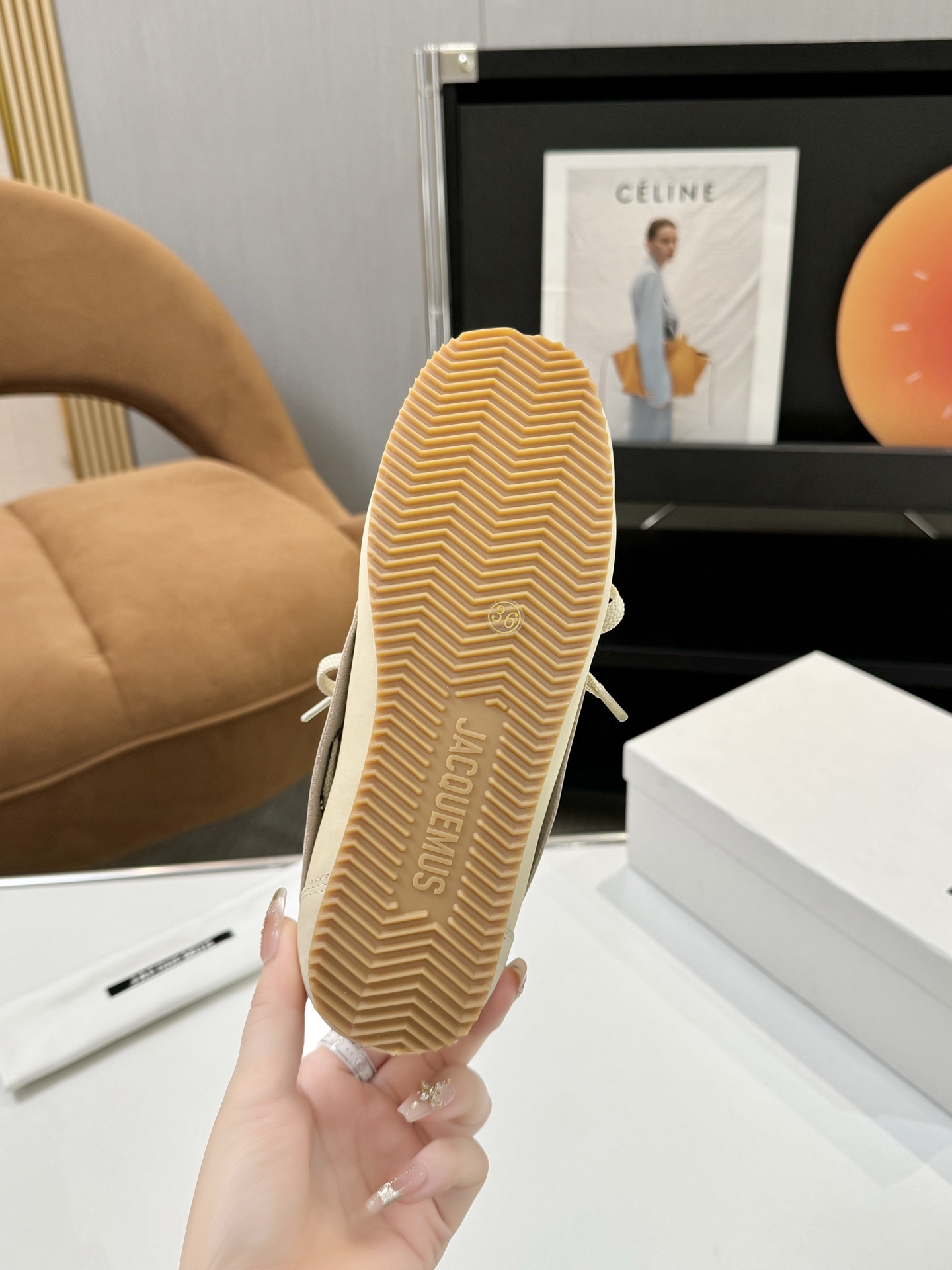 Fashionable Jacquemus Cardigan for $700 with Unique Square Design and Cute Girly Look. - 图片 9