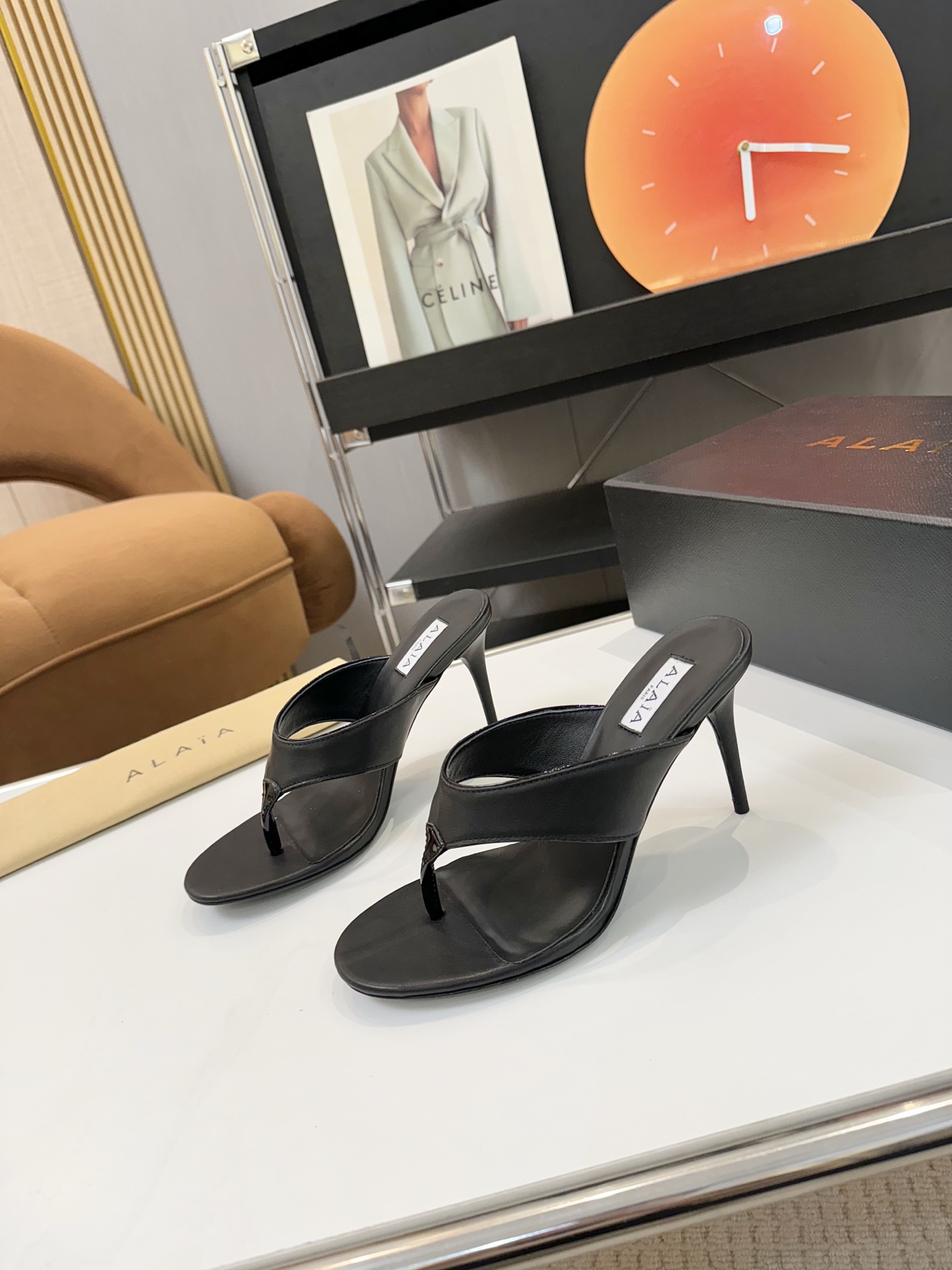 NO:647812,Price: (Leather box 15) Brand Alaia AlAIA Alaia pointed toe high-heeled slippers!  Countless famous designers regard him as 'Designer of Designers' and he has influenced the style of many people!  Alaia's design elements, such as rivets, metal buckles, tight corsets and sexy snakeskin, continue to appear on the runways of major brands. They are super popular and look great on your feet!  Fabric: cowhide, horse hair, snake grain cowhide, lining, sheepskin lining, sole imported from Italy, genuine leather outsole, flat heel, 4.5cm 10.0cm, Size35-41 (40.41 customized, non-refundable), high heels, alaia, high heels, slippers, cowhide, sheepskin, snakeskin, Leather soles19860909Price:（皮盒15） 品 牌Alaia AlAIA阿莱雅尖头高跟拖鞋！无数的名设计师都把他看作“Designer of Designers”更影响着很多人的风格！铆钉、金属环扣、紧束胸衣和性感蛇皮这些Alaia的设计元素,不断出现在各大品牌的T台上、超级火爆,上脚美爆啦！ 面料牛皮.马毛. 蛇纹牛皮 内里、垫脚羊皮里 鞋底意大利进口真皮大底 跟高平底 4.5cm 10.0cm Size35-41（40.41定制不退换）,高跟鞋,alaia,high heels,slippers,cowhide,sheepskin,snakeskin,Leather soles,Women's Shoes