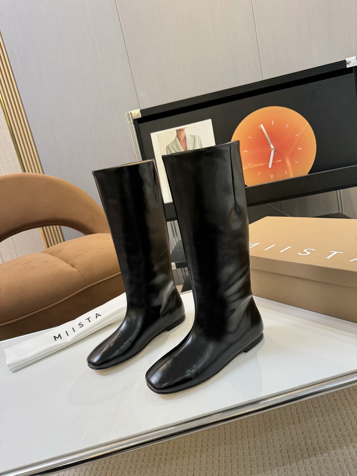 NO:577487,Price: Brand MIISTA Niche trendy brand Miista 25ss new autumn and winter straight one-leg flat boots minimalist style knight boots!  This seemingly simple style is super versatile and looks great no matter what color it is paired with. The simple style is easy to wear and looks good no matter how you wear it. It exudes a handsome French street style. This pair of miista boots really looks good with any combination. Every time you don’t know what shoes to wear after an outfit, you can’t go wrong with it. They look good with skirts and pants. They are worthy of being recommended by many people. They will make your calves look super slim when you put them on. The upper is made of original custom oil-waxed cowhide and the lining is water-dyed cowhide.  Outsole Italian imported genuine leather outsole Size: 35-41 (40.41 is non-refundable) Comes with original packaging, boots, boots, skirts, cowhide, Leather soles19860909Price: 品 牌MIISTA 小众潮牌Miista 25ss秋冬新款直筒一脚蹬平底长靴极简风骑士靴！ 这种看似简单的款式超级百搭,无论搭配什么颜色衣服都非常棒,简单款不怕多好穿又好看 随搭都散发出帅气的法式街头风 这双miista靴子真是怎么搭怎么好看 每次搭完一身不知道穿什么鞋,选它都不会错 配裙子好看 配裤子也好看,不愧是好多人推荐过的靴型 穿上会显得小腿超细 鞋面采用原版定制油蜡牛皮 内里垫脚水染牛皮 大底意大利进口真皮大底 码数:35-41（40.41定不退换） 配原版包装,靴子,boots,skirts,cowhide,Leather soles,Women's Shoes