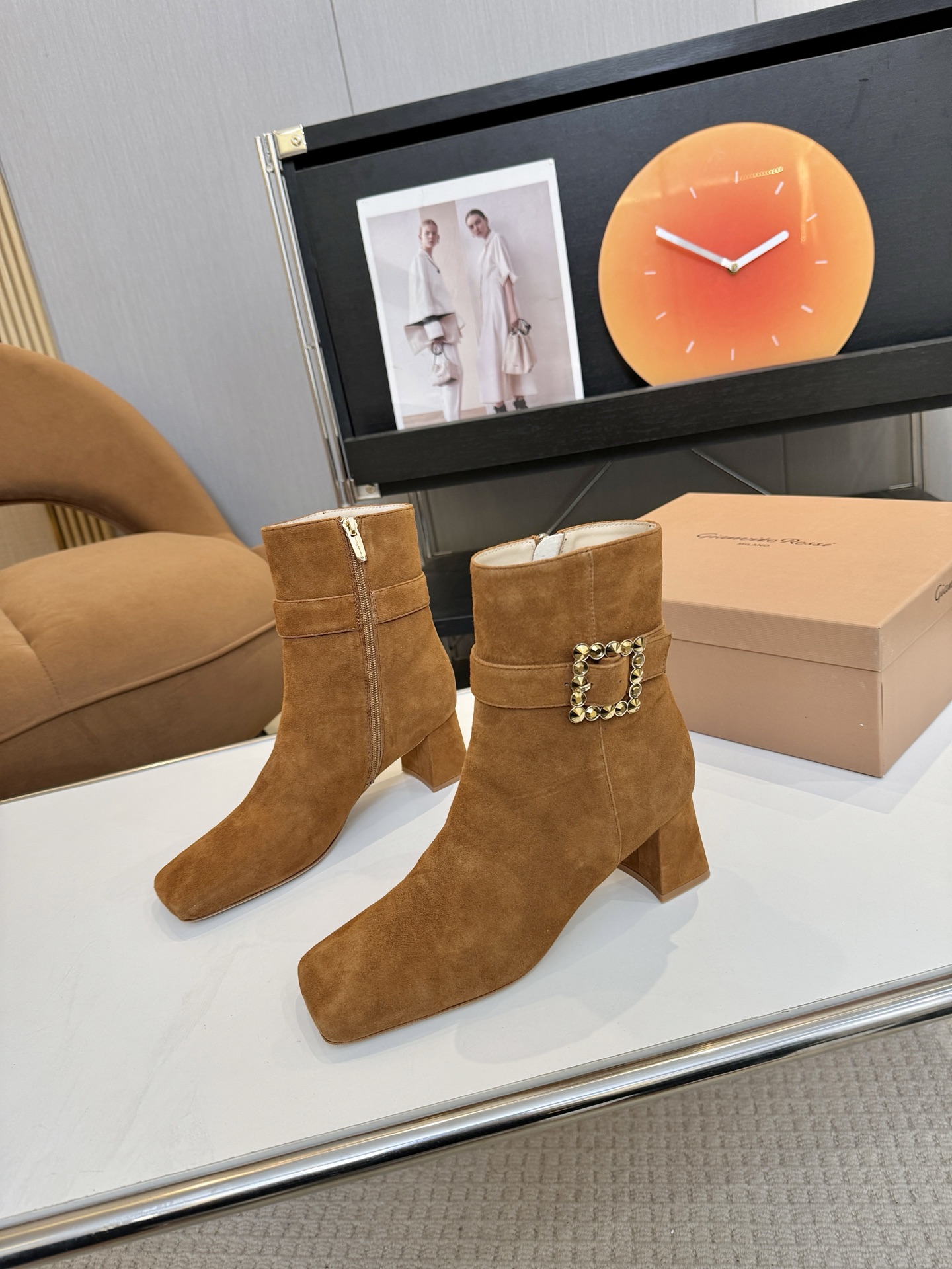 NO:577470,Price: Brand Gianvito Rossi 25s new autumn and winter style Rossi GR square toe ankle boots side zipper R buckle thick heel short boots. The upper is made of suede leather, with a soft and delicate texture, with a sense of luxury and high-end, while adding a retro elegance to the overall look.  The classic pointed toe design can naturally elongate the leg line and modify the foot shape, and is a timeless tool for 'showing longer legs'; the shoe shaft has a moderate height and belongs to the category of ankle boots. It is suitable for a variety of trousers (such as jeans, black pants) or skirts (such as dresses, skirts), and can be worn in a wide range of scenarios. There is a horizontal ribbon on the side of the shoe body, and the ribbon is embellished with the brand's iconic logo  Metal buckle ‘R’ element variant, often using metal accessories to enhance the sense of luxury, adding exquisite details and recognition to the simple boot body. Upper cowhide/sheepskin, lining sheepskin, sole Italian genuine leather outsole, heel height 6cm, size 35-39 (40.41.42 custom-made, non-refundable), boots, boots, skirts, jeans, cowhide, sheepskin, sheep, Leather soles19860909Price: 品 牌Gianvito Rossi 25s秋冬新款 罗西 GR方头及踝靴侧拉链R扣粗跟短靴. 鞋面采用绒面革,质感柔软细腻,自带奢华高级感,同时为整体造型增添了一份复古优雅气质. 经典的尖头设计,能自然拉长腿部线条,修饰脚型,是永不过时的“显腿长”利器；鞋筒高度适中,属于踝靴范畴,适配多种裤装（如牛仔裤、小黑裤）或裙装（如连衣裙、半身裙）,穿搭场景广泛. 鞋身侧面有一条 横饰带,饰带上点缀着品牌标志性的 金属扣环‘R’元素变体,常以金属配件提升奢华感,为简约的靴身增添了精致细节与辨识度. 鞋面牛皮/羊猄皮 内里垫脚羊皮 鞋底意大利真皮大底 跟高6cm 码数35-39（40.41.42定做不退换）,靴子,boots,skirts,jeans,cowhide,sheepskin,sheep,Leather soles,Women's Shoes