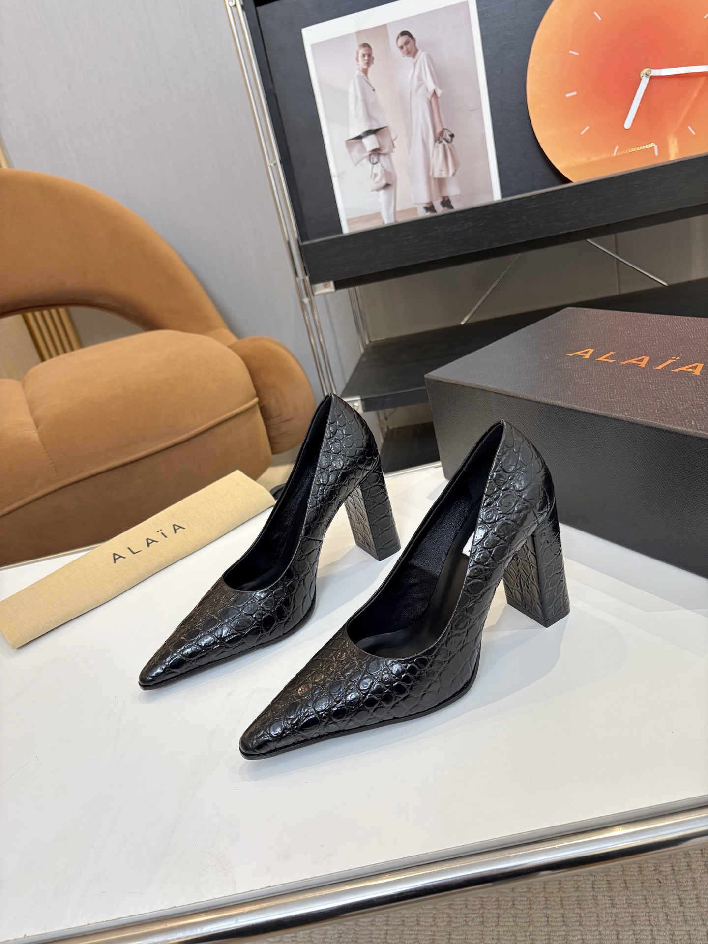 NO:577461,Price: Brand Alaia Alaia 25 new pointed-toe hollow shoes. This pointed-toe shoe adopts a geometric hollow design, with a 10.5cm heel, which further elongates the proportion of the leg line; made of elastic suede goatskin, it is easy to create a modern style. The cheating tool for leg length - thin high heels physically extend the leg line. The black boot shaft visually slims the legs and double buffs are stacked to lengthen the leg line. The upper is snake-print cowhide.  Sheepskin lining, genuine leather rubber outsole, heel height 10.5cm, Size: 35-39 (40.41.42 custom made, non-refundable), high-heeled shoes, alaia, boots, high heels, cowhide, sheepskin19860909Price: 品 牌Alaia 阿莱亚25新款尖头镂空单鞋 该款尖头单鞋,采用几何镂空露肤设计,搭配10.5cm鞋跟,更加拉长腿部线条比例; 弹力绒面皮山羊皮制成,轻松打造摩登型格. 腿长作弊神器——心细高跟物理延长腿部线条 黑色系靴筒视觉瘦腿双buff叠满拉长腿部线条 鞋面蛇纹牛皮 内里垫脚羊皮 大底真皮滴胶大底 跟高10.5cm Size:35-39（40.41.42定做不退换）,高跟鞋单鞋,alaia,boots,high heels,cowhide,sheepskin,Women's Shoes