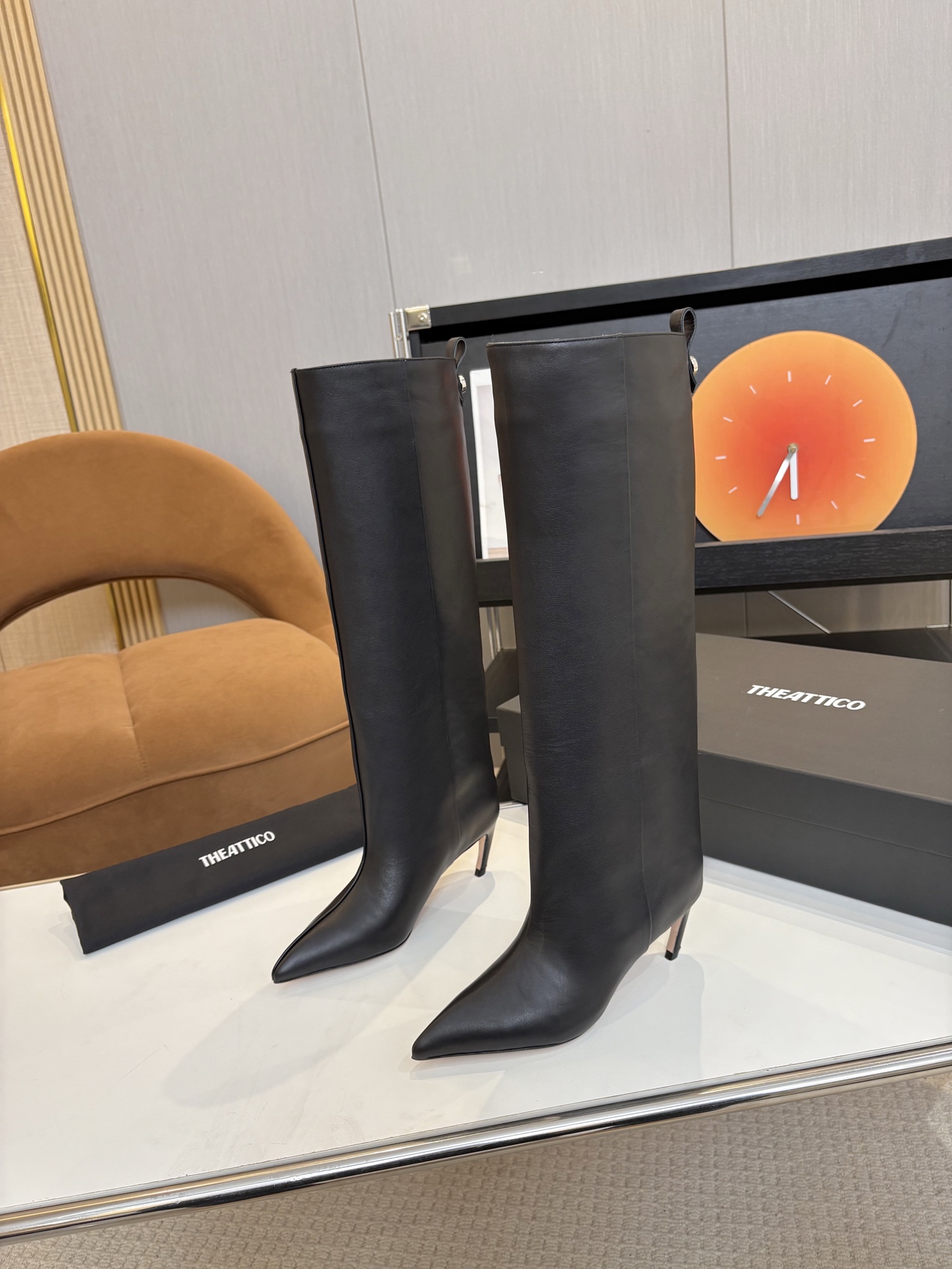 NO:612889,: Brand TheAttico 2025 Autumn and Winter Series special-shaped heel pointed straight boots, made one to one original version. 'Attico' means loft in Italian. It perfectly demonstrates the luxury and fashionable charm. The cool items launched every season never let us down. Art and design, architecture and aesthetics are full of fashionable style. The cute and sexy shoes are not only very fashionable, but also have a strong sense of design and are very good-looking.  High cooling but not sharp, fashionable and not kitsch. Upper: cow suede/cowhide. Lining: imported cowhide. Heel: 6.5cm heel height. Outsole. Genuine leather outsole imported from Italy. Size: 35-42 (40.41.42 customized, non-returnable). Packaging. Full set of original packaging, boots, boots, cowhide, Leather soles.19860909: 品 牌 TheAttico 2025秋冬系列异型跟尖头直筒靴 一比一原版打造 “Attico”在意大利语中是阁楼的意思 完美彰显奢华气息与时尚韵味 每一季所推出的潮酷单品从来不让我们失望 艺术与设计建筑与美学利落造型中尽显时髦气息 可爱不失性感鞋款不但非常有时尚感 干练风格,设计感很强,非常好看 高冷却不犀利,时髦又不媚俗 鞋面 牛反绒/牛皮 内里 进口牛皮 鞋跟 6.5cm跟高 大底 Italy进口真皮大底 码数 35-42（40.41.42定制不退换） 包装 全套原版包装,靴子,boots,cowhide,Leather soles,Women's Shoes