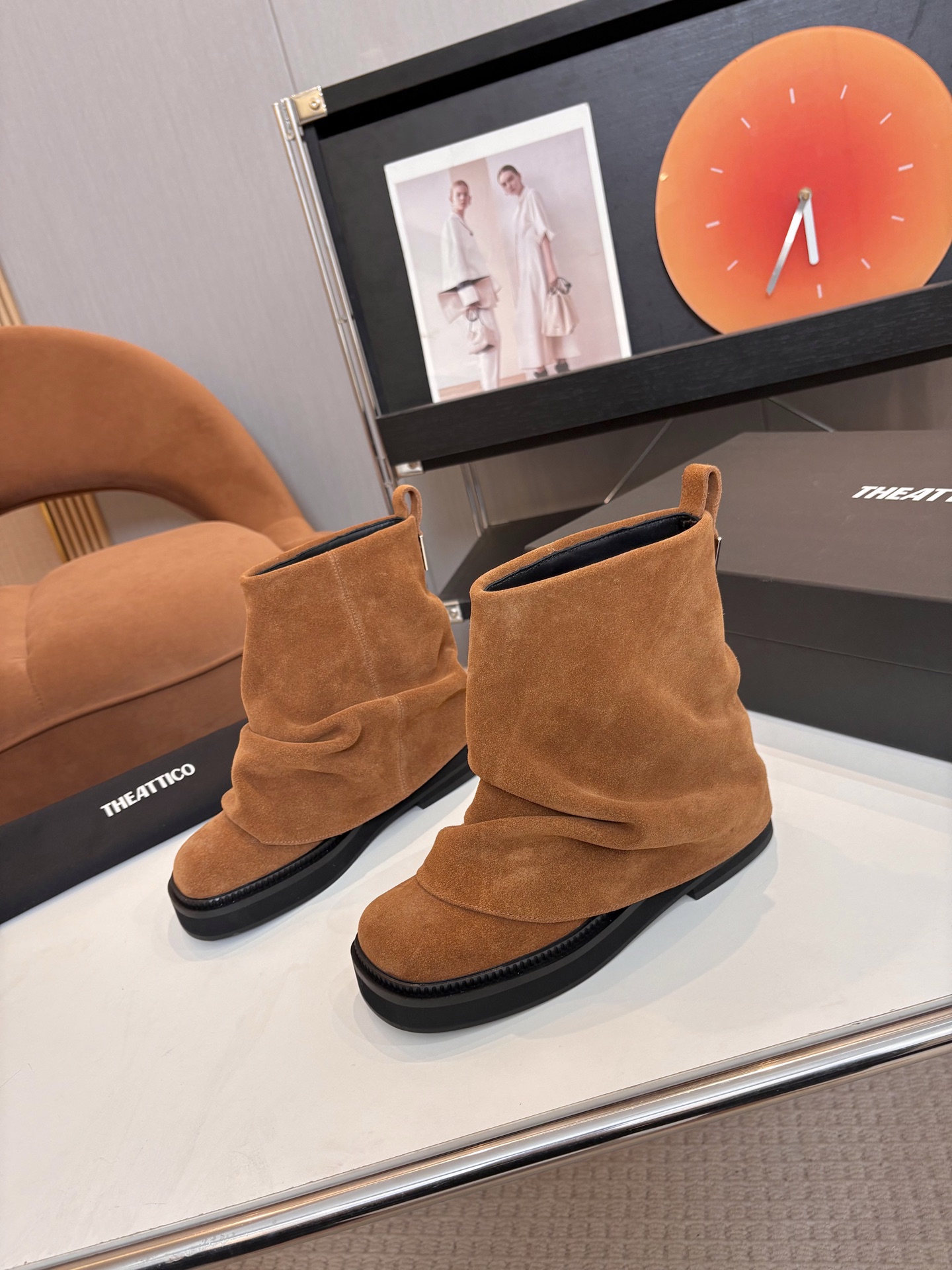 NO:612884,: Brand TheAttico 2025 Autumn and Winter Series thick-soled trouser boots. Made one-to-one with the original version. 'Attico' means loft in Italian. It perfectly demonstrates the luxurious atmosphere and fashionable charm. The cool items launched every season never let us down. Art and design, architecture and aesthetics are full of fashionable style. The cute and sexy shoes are not only very fashionable, but also have a strong sense of style, strong design, and very good-looking.  High cooling but not sharp, fashionable and not kitsch. Upper: Cow suede/cowhide. Lining: Imported cowhide. Heel: 4.5cm outsole. Genuine leather outsole imported from Italy. Size: 35-42 (40.41.42 customized, non-refundable). Packaging. Full set of original packaging, boots, boots, cowhide, Leather soles.19860909: 品 牌 TheAttico 2025秋冬系列厚底裤管靴 一比一原版打造 “Attico”在意大利语中是阁楼的意思 完美彰显奢华气息与时尚韵味 每一季所推出的潮酷单品从来不让我们失望 艺术与设计建筑与美学利落造型中尽显时髦气息 可爱不失性感鞋款不但非常有时尚感 干练风格,设计感很强,非常好看 高冷却不犀利,时髦又不媚俗 鞋面 牛反绒/牛皮 内里 进口牛皮 鞋跟 4.5cm 大底 Italy进口真皮大底 码数 35-42（40.41.42定制不退换） 包装 全套原版包装,靴子,boots,cowhide,Leather soles,Women's Shoes