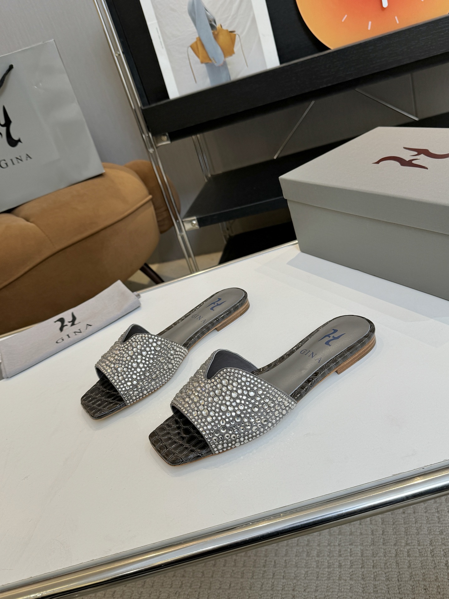 NO:612881,: Flat-bottom brand GINA 2025 brand new hot model is unveiled. The packaging, pattern and workmanship materials are developed 1:1 with the original version. The highest version on the market is purely handmade diamond drag, the most classic, real handmade diamonds. Even the number of stitches and threads is the same as the original version, handmade by masters!  The upper is comfortable and not tiring, and the upper material has its own phantom effect, showing off the extraordinary true color. High-end customization, exclusive product, the highest version in the industry. The upper is imported solid color diamonds (the upper color matches the same color as the diamond) + the full genuine leather welt outsole ~~ Packaging should pay attention to the top-level exclusive box. Original quality development ━━━━GINA━━━━━ size  35-40 (35.41.42 custom-made, non-refundable) height 1.0cm, slippers, slippers19860909: 平底 品 牌GINA吉娜 2025全新爆款亮相,包装、版型做工材料与原版1:1开发. 市场最高版本纯手工钻拖 经典之最,真正的手工钻石 连针线走线数量都和原版一样, 大师级纯手工打造 ！上脚舒适不累脚,鞋面材质自带幻彩效果,炫耀出不同凡响的真我色彩. 高端定制,独家产品,行业最高版本 鞋面进口纯色钻石（鞋面色与钻石同色搭配）+全真皮沿条大底 ～～ 包装注意包装顶级专属盒 原版品质开发 ━━━━GINA━━━━━ size 35-40（35.41.42定做不退换） height 1.0cm,拖鞋,slippers,Women's Shoes