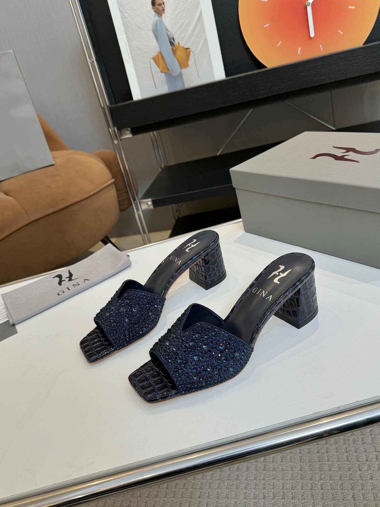 NO:612878,: Thick heel brand GINA 2025 brand new hot model is unveiled. The packaging, pattern and workmanship materials are developed 1:1 with the original version. The highest version of handmade diamond drag shoes on the market, the most classic, real handmade diamonds, even the number of stitches and threads is the same as the original version, handmade by masters!  The upper is comfortable and not tiring, and the upper material has its own phantom effect, showing off the extraordinary true color. High-end customization, exclusive product, the highest version in the industry. The upper is imported solid color diamonds (the upper color matches the same color as the diamond) + the full genuine leather welt outsole ~~ Packaging should pay attention to the top-level exclusive box. Original quality development ━━━━GINA━━━━━ size  35-40 (35.41.42 custom-made, non-refundable) height 6.5cm, slippers, slippers19860909: 粗跟 品 牌GINA吉娜 2025全新爆款亮相,包装、版型做工材料与原版1:1开发. 市场最高版本纯手工钻拖 经典之最,真正的手工钻石 连针线走线数量都和原版一样, 大师级纯手工打造 ！上脚舒适不累脚,鞋面材质自带幻彩效果,炫耀出不同凡响的真我色彩. 高端定制,独家产品,行业最高版本 鞋面进口纯色钻石（鞋面色与钻石同色搭配）+全真皮沿条大底 ～～ 包装注意包装顶级专属盒 原版品质开发 ━━━━GINA━━━━━ size 35-40（35.41.42定做不退换） height 6.5cm,拖鞋,slippers,Women's Shoes