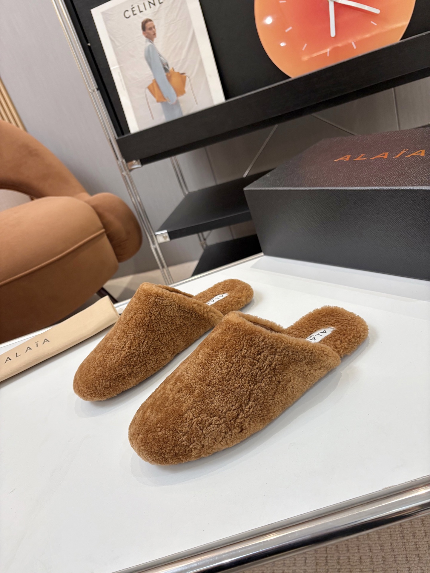 NO:681858,Price: Brand Alaia Alaia 25ss new autumn and winter flat Mary Jane fur shoes, granulated lamb wool warm bun shoes!  The classic Mary Jane shoe shape has a retro charm. The round toe is playful and age-reducing, and perfectly modifies the foot shape, making the feet look small and delicate. Whether paired with a sweet dress or a smart trousers, it can be easily worn and becomes the finishing touch of the overall look. It is warm and versatile in autumn and winter!  The upper is made of imported lamb wool, the lining is made of sheepskin, and the original molded rubber outsole is available. Size: 35-42 (40/41/42 is non-returnable), half drag, alaia, mary jane, skirts, sheepskin19860909Price: 品 牌Alaia 阿莱亚25ss秋冬新品平底玛丽珍毛毛鞋颗粒羊羔毛保暖包子鞋！ 经典的玛丽珍鞋型自带复古韵味. 圆润的鞋头俏皮又减龄 完美修饰脚型 让双脚看起来小巧精致. 无论是搭配甜美系的连衣裙 还是干练的裤装 它都能轻松驾驭 成为整体造型的点睛之笔,秋冬保暖又百搭！ 鞋面采用进口羊羔毛 内里垫脚垫脚羊皮 原版开模橡胶大底 码数:35-42（40/41/42定不退换）,半拖,alaia,mary jane,skirts,sheepskin,Women's Shoes