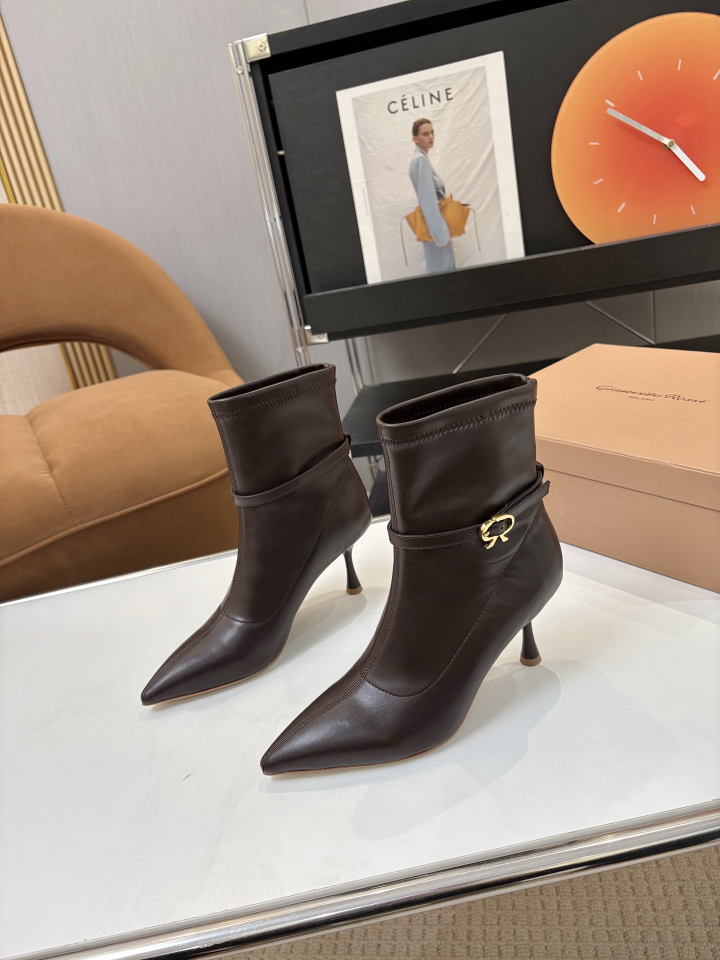 NO:668984,Price: Brand Gianvito Rossi 25s new autumn and winter style Rossi GR pointed toe ankle boots side zipper R buckle stiletto short boots high heel boots. The upper is made of elastic pu leather, with a soft and delicate texture. It has a sense of luxury and high-end, and at the same time adds a retro elegance to the overall shape.  The classic pointed toe design can naturally elongate the leg line and modify the foot shape, and is a timeless tool for 'showing longer legs'; the shoe shaft has a moderate height and belongs to the category of ankle boots. It is suitable for a variety of trousers (such as jeans, black pants) or skirts (such as dresses, skirts), and can be worn in a wide range of scenarios. There is a horizontal ribbon on the side of the shoe body, and the ribbon is embellished with the brand's iconic logo  Metal buckle ‘R’ element variant, often using metal accessories to enhance the sense of luxury, adding exquisite details and recognition to the simple boot body. Elastic pu upper, sheepskin lining, Italian genuine leather outsole, heel height 7cm, size 35-39 (40.41.42 custom-made, non-refundable), boots, boots, skirts, jeans, sheepskin, Leather soles19860909Price: 品 牌Gianvito Rossi 25s秋冬新款 罗西 GR尖头及踝靴侧拉链R扣细跟短靴高跟靴子 鞋面采用弹力pu革,质感柔软细腻,自带奢华高级感,同时为整体造型增添了一份复古优雅气质. 经典的尖头设计,能自然拉长腿部线条,修饰脚型,是永不过时的“显腿长”利器；鞋筒高度适中,属于踝靴范畴,适配多种裤装（如牛仔裤、小黑裤）或裙装（如连衣裙、半身裙）,穿搭场景广泛. 鞋身侧面有一条 横饰带,饰带上点缀着品牌标志性的 金属扣环‘R’元素变体,常以金属配件提升奢华感,为简约的靴身增添了精致细节与辨识度. 鞋面弹力pu 内里垫脚羊皮 鞋底意大利真皮大底 跟高7cm 码数35-39（40.41.42定做不退换）,靴子,boots,skirts,jeans,sheepskin,Leather soles,Women's Shoes