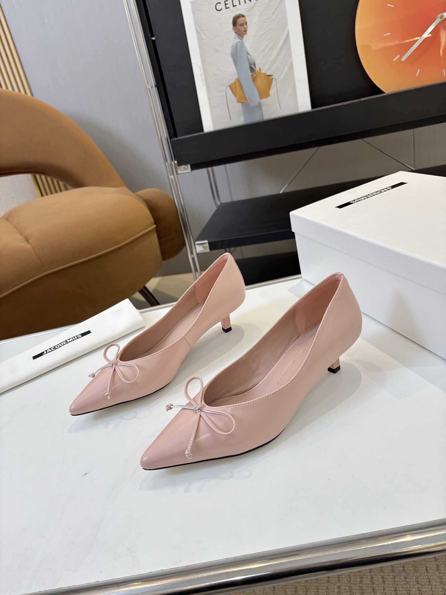 NO:668987,Price: Brand Jacqumus, a niche trendy brand, Jacquemus 2026 Spring and Summer's hottest and most popular pointed toe kitten heel sandals, smooth leather, embossed leather, novel, fashionable and generous, sexy yet elegant, very revealing foot lines, with beautiful skinny visual effects, very versatile fashion item!  Minimalist and elegant, super good-looking, with just the right pointed toe and 3cm kitten heels, it is stable and easy to walk on!  It can be both offensive and defensive, fashionable and comfortable at the same time, it is perfect!  !  The effect on the feet is unparalleled and beautiful, it is very textured and shows off your temperament. Just don’t overthink it!  Upper embossed cowhide/smooth oil leather, foot pad sheepskin, outsole Italian leather outsole, heel height 3cm, size 35/41 (40.41 custom made, non-returnable), single shoes, sandals, cowhide, sheepskin, Leather soles19860909Price: 品 牌jacqumus 小众潮牌 Jacquemus 2026春夏最火最流行尖头小猫跟后空凉鞋 油光皮,压花皮新颖时尚大方,性感不失优雅,很显脚部线条,附有骨感美的视觉效果,非常百搭的时尚单品！ 极简优雅·超级好看,恰到好处的尖头搭配3cm小猫跟,又稳好走！可攻可守·时髦舒适皆能兼得,实属完美！！ 上脚效果无敌好看,很有质感也显气质.无脑冲就对了！ 鞋面压花牛皮/光身油皮 垫脚羊皮 大底意大利真皮大底 跟高3cm 码数35/41(40.41定做不退换),单鞋,sandals,cowhide,sheepskin,Leather soles,Women's Shoes