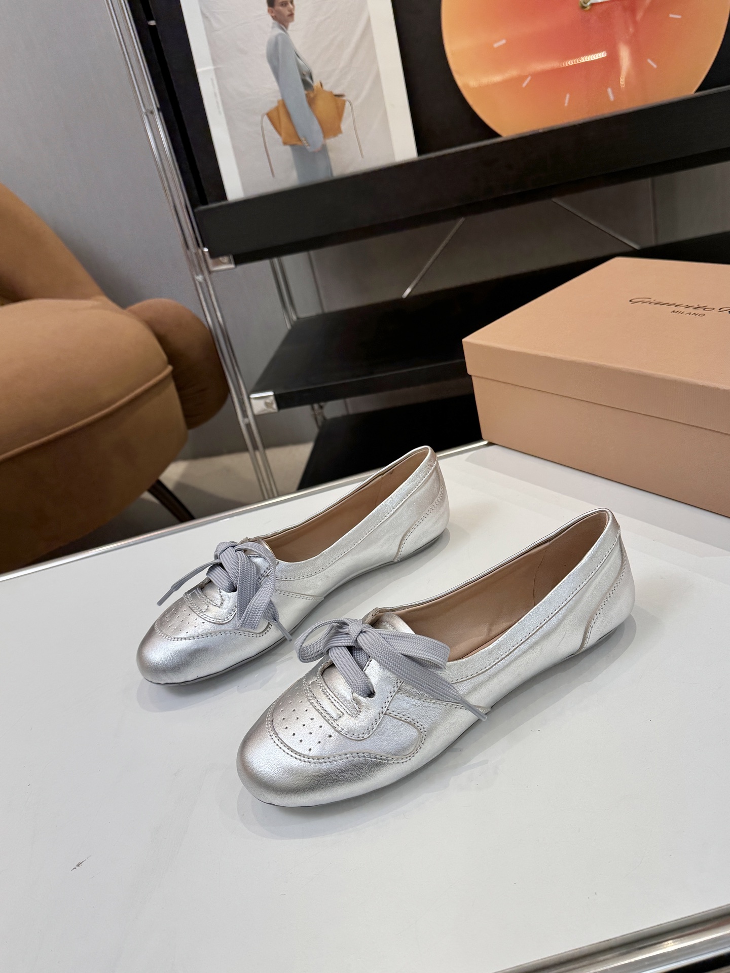 NO:668981,Price: Brand Gianvito Rossi 26s spring and summer new style Rossi GR moral training ballet shoes with thin soles, super soft shallow mouth single shoes, flat-soled retro ballet moral training shoes, light and lively, with a free posture. Gianvito Rossi Vault shoes, the round lines blend the softness of ballet, with the agility and comfort of sports shoes. Wherever you go, you will see an elegant scene. The upper is cowhide/Yangjing, the lining is sheepskin, and the sole is genuine leather and rubber outsole.  Size 35-39 (40.41 customized, non-refundable), ballet shoes, sneakers, cowhide, sheepskin, sheep19860909Price: 品 牌 Gianvito Rossi 26s春夏新款 罗西GR德训芭蕾舞鞋薄底超软浅口单鞋平底复古芭蕾德训鞋 轻盈生趣,姿态自如 Gianvito Rossi Vault鞋款,圆润线条融汇芭蕾柔美,兼具运动鞋的灵动与舒适,行之所至,皆是优雅风景. 鞋面牛皮/羊京 内里垫脚羊皮 鞋底真皮滴胶大底 码数35-39（40.41定做不退换）,芭蕾舞鞋,sneakers,cowhide,sheepskin,sheep,Women's Shoes