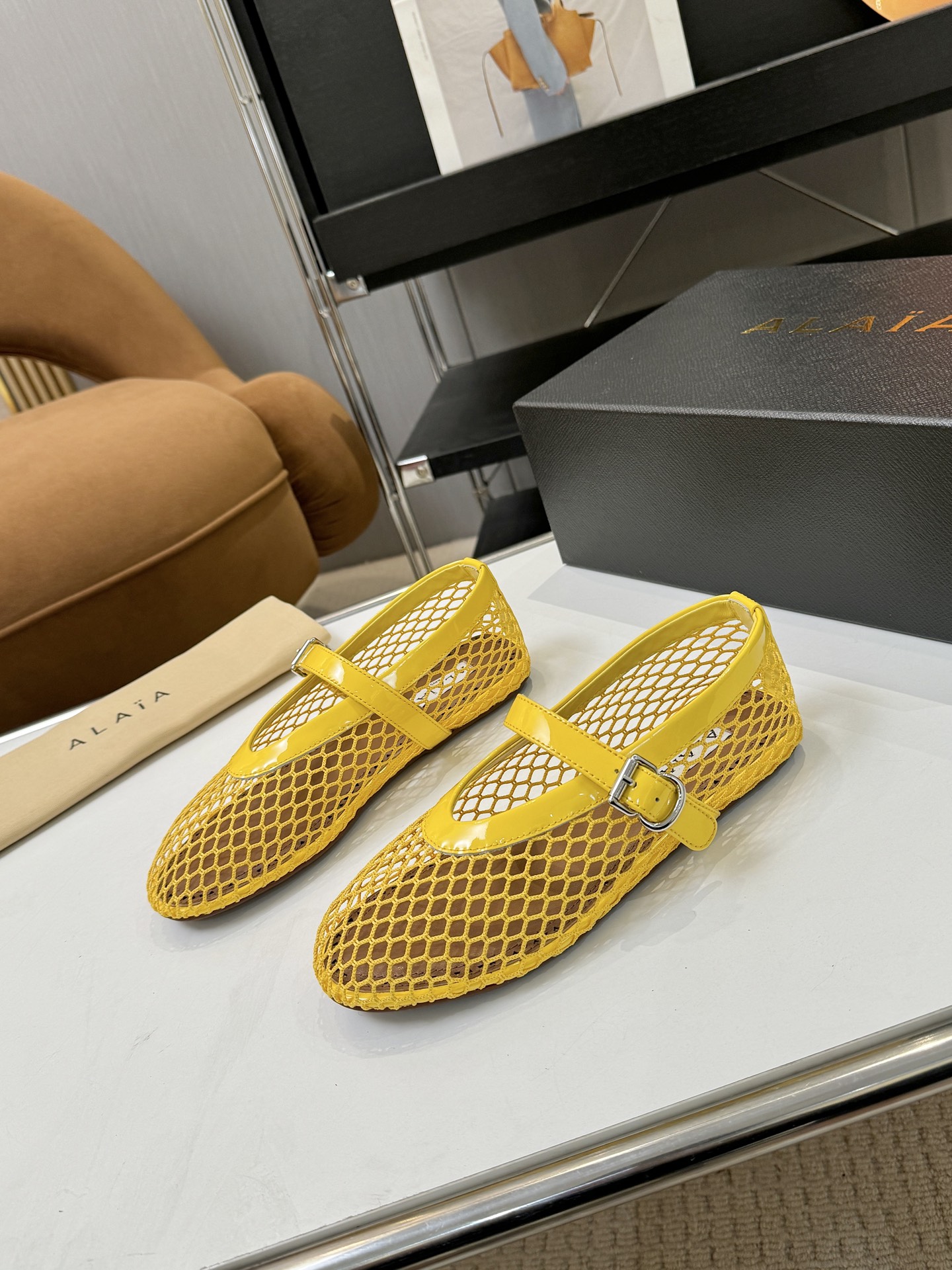 NO:681849,Price: Brand Alaia Alaia 26 new vintage buckle Mary Jane ballet shoes, catwalk flat ballet shoes Zhang Xiaohui's same sweet and cool ballet style, a very popular ballet shoe, romantic, charming, comfortable and versatile, full of girly style, both modern and retro taste, very simple and elegant, whether it is a skirt, dress or jeans, it can be the finishing touch!   Go Material: Upper imported wire mesh; outsole original molded rubber non-slip outsole; size 35-39 (40 41 customized, non-returnable); single shoes, alaia, mary jane, skirts, jeans19860909Price: 品 牌Alaia 阿莱亚26新品复古扣带玛丽珍鞋芭蕾舞鞋 走秀款平底芭蕾舞鞋章小蕙同款甜酷芭蕾风,人气超高的一款芭蕾舞鞋,浪漫又迷人舒适百搭满满的少女风 既摩登又复古的味道 非常的简约大气 不管是半身裙 连衣裙还是牛仔裤 它都能成为点睛之笔！  Go 材质 鞋面进口丝网 大底原版开模橡胶防滑大底 码数35-39（40 41订做不退换）,单鞋,alaia,mary jane,skirts,jeans,Women's Shoes