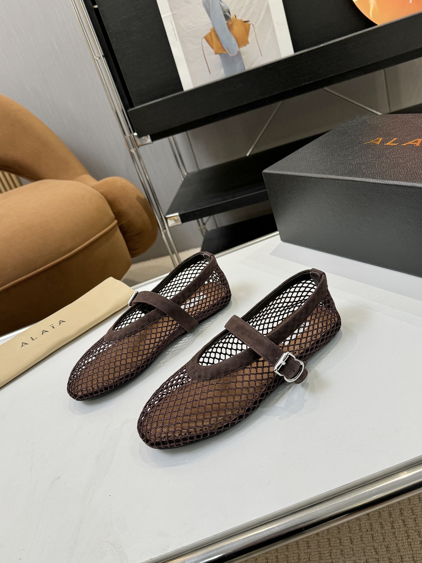 NO:681853,Price: Brand Alaia Alaia 26 new vintage buckle Mary Jane ballet shoes, catwalk flat ballet shoes Zhang Xiaohui's same sweet and cool ballet style, a very popular ballet shoe, romantic, charming, comfortable and versatile, full of girly style, both modern and retro taste, very simple and elegant, whether it is a skirt, dress or jeans, it can be the finishing touch!   Go Material: Upper, imported wire mesh, outsole, original molded rubber anti-slip outsole, size 35-39 (40, 41, 42, custom-made, non-returnable), single shoes, alaia, mary jane, skirts, jeans19860909Price: 品 牌Alaia 阿莱亚26新品复古扣带玛丽珍鞋芭蕾舞鞋 走秀款平底芭蕾舞鞋章小蕙同款甜酷芭蕾风,人气超高的一款芭蕾舞鞋,浪漫又迷人舒适百搭满满的少女风 既摩登又复古的味道 非常的简约大气 不管是半身裙 连衣裙还是牛仔裤 它都能成为点睛之笔！  Go 材质 鞋面进口丝网 大底原版开模橡胶防滑大底 码数35-39（40 41 42定做不退换）,单鞋,alaia,mary jane,skirts,jeans,Women's Shoes