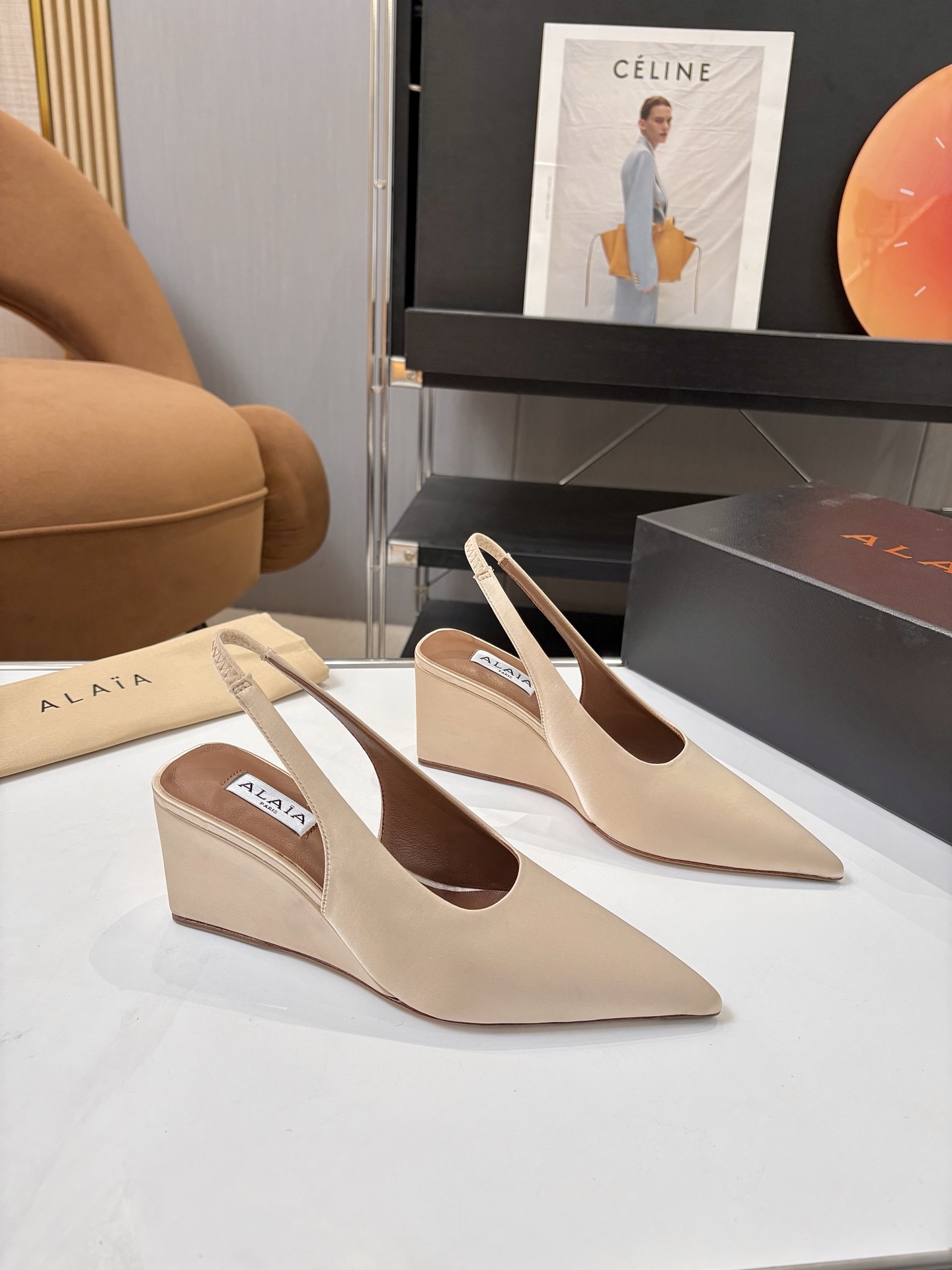 NO:681883,Price: Brand Alaia 26’ss wedge heel series AlAIA Alaia pointed toe high-heeled slippers!  Countless famous designers regard him as 'Designer of Designers' and he has influenced the style of many people!  Alaia's design elements, such as rivets, metal buckles, tight corsets and sexy snakeskin, continue to appear on the runways of major brands. They are super popular and look great on your feet!  Cubic heel design, delicate satin exposed style, fixed modern style. Fabric cube satin mules, lining, foot pads sheepskin lining, sole imported from Italy, genuine leather rubber outsole, heel height 7.5cm, Size35-41 (40.41 customization, non-refundable), sandals, alaia, sandals, slippers, sheepskin, snakeskin19860909Price: 品 牌Alaia 26’ss坡跟系列 AlAIA阿莱雅尖头高跟拖鞋！无数的名设计师都把他看作“Designer of Designers”更影响着很多人的风格！铆钉、金属环扣、紧束胸衣和性感蛇皮这些Alaia的设计元素,不断出现在各大品牌的T台上、超级火爆,上脚美爆啦！立方鞋跟设计,细腻缎光暗露格调,定格摩登之型. 面料立方体缎面穆勒鞋 内里、垫脚羊皮里 鞋底意大利进口真皮滴胶大底 跟高7.5cm Size35-41（40.41定制不退换）,凉鞋,alaia,sandals,slippers,sheepskin,snakeskin,Women's Shoes