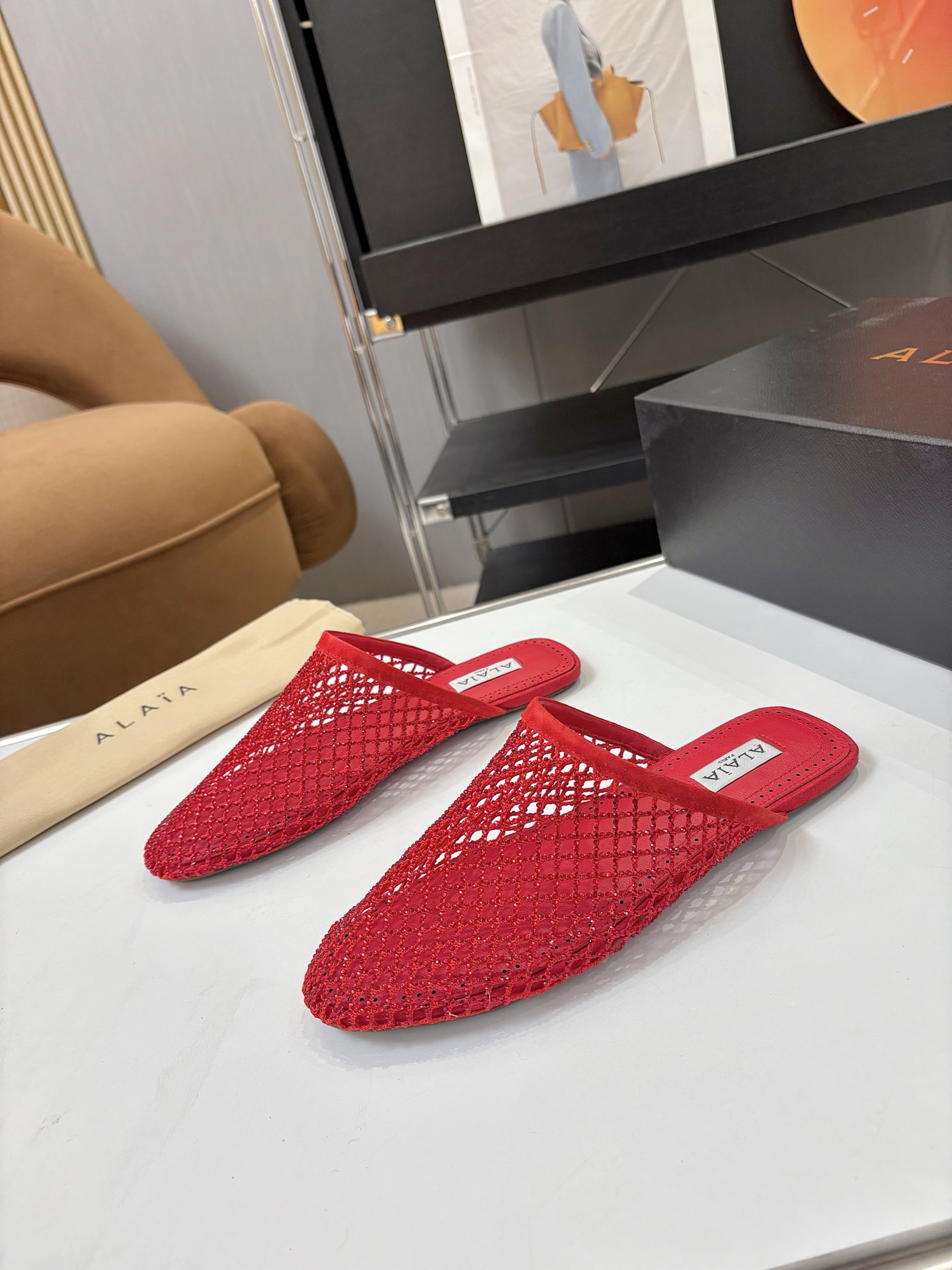 NO:681890,Price: (leather box 15, default ordinary paper box) Brand Alaia Alaia 2026 new retro buckle Mary Jane ballet slippers, catwalk flat ballet slippers Zhang Xiaohui's same sweet and cool ballet style, a very popular ballet slipper, romantic, charming, comfortable and versatile, full of girly style, modern and retro taste, very simple and elegant, whether it is a skirt, dress or jeans, it can be the finishing touch!   Go Material: Upper imported wire mesh superimposed with small diamond surface; outsole original molded rubber non-slip outsole; code number: 35-39 (40 41.42.43 custom-made, non-returnable), semi-trailer, alaia, mary jane, slippers, skirts, jeans19860909Price:（皮盒15,默认普通纸盒） 品 牌Alaia 阿莱亚2026新品复古扣带玛丽珍鞋芭蕾舞拖鞋, 走秀款平底芭蕾舞鞋章小蕙同款甜酷芭蕾风,人气超高的一款芭蕾舞鞋,浪漫又迷人舒适百搭满满的少女风 既摩登又复古的味道 非常的简约大气 不管是半身裙 连衣裙还是牛仔裤 它都能成为点睛之笔！  Go 材质 鞋面进口丝网叠加小钻面 大底原版开模橡胶防滑大底 码数35-39（40 41.42.43订做不退换）,半拖,alaia,mary jane,slippers,skirts,jeans,Women's Shoes