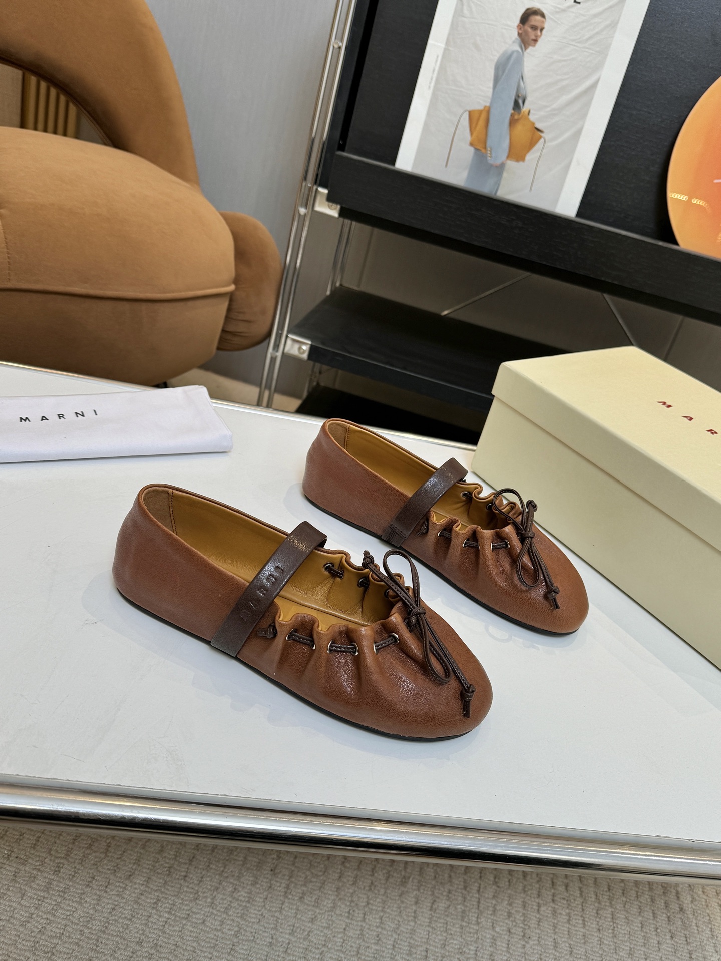 NO:681878,Price: Brand marni Marni pleated ruffled Mary Jane ballet flats combine the soft shoe shape of ballet flats with the thin straps of Mary Jane shoes. The shoe mouth is decorated with ruffle pleats, and the toe is matched with a thin ribbon bow. The sweet element adds a retro cool feeling due to the texture of leather, breaking the single elegance of ballet shoes.  The upper is made of soft leather, and the shoe body has an elastic pleated design that can fit the foot shape without pressuring the foot; the flat heelless version is matched with a slightly wide shoe last, taking into account the comfort and tolerance of daily walking. The childlike ruffles and bows are combined with the simple ballet shoe shape to create a highly recognizable shoe that combines 'sweet girl style + retro style'. Sheepskin upper, sheepskin lining, rubber outsole, size 35-40 (size 40)  Size 41 (customized, non-refundable), ballet shoes, marni, mary jane, flats, sheepskin19860909Price: 品 牌marni 玛尼褶皱荷叶边玛丽珍芭蕾鞋平底鞋,融合芭蕾平底鞋的柔软鞋型与玛丽珍鞋的细绑带,鞋口加入荷叶边褶皱装饰,鞋头搭配细带蝴蝶结,甜美元素中又因皮革的质感增添了复古酷感,打破了芭蕾鞋的单一优雅感. 鞋面采用软质皮革,鞋身有弹性褶皱设计,能贴合脚型且不压脚；平底无跟的版型搭配微宽的鞋楦,兼顾日常行走的舒适度与包容性.童趣的荷叶边、蝴蝶结与简约的芭蕾鞋型结合,打造出辨识度高的“甜妹风+复古风”结合的鞋款. 鞋面羊皮 内里羊皮 大底橡胶大底 size35-40码（40 41码定制不退换）,芭蕾舞鞋,marni,mary jane,flats,sheepskin,Women's Shoes