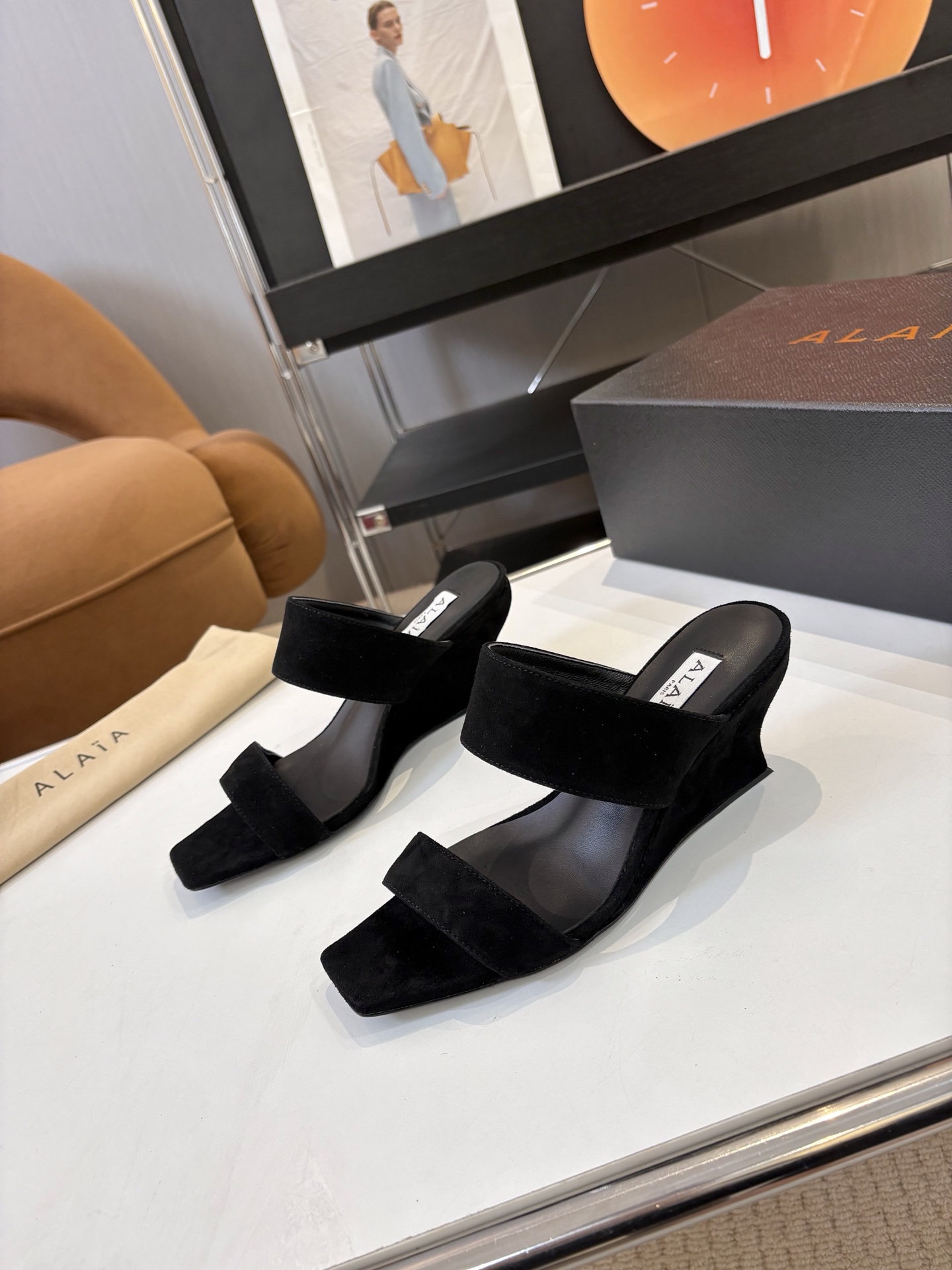 Черные замшевые мюли Alaïa на устойчивом каблуке