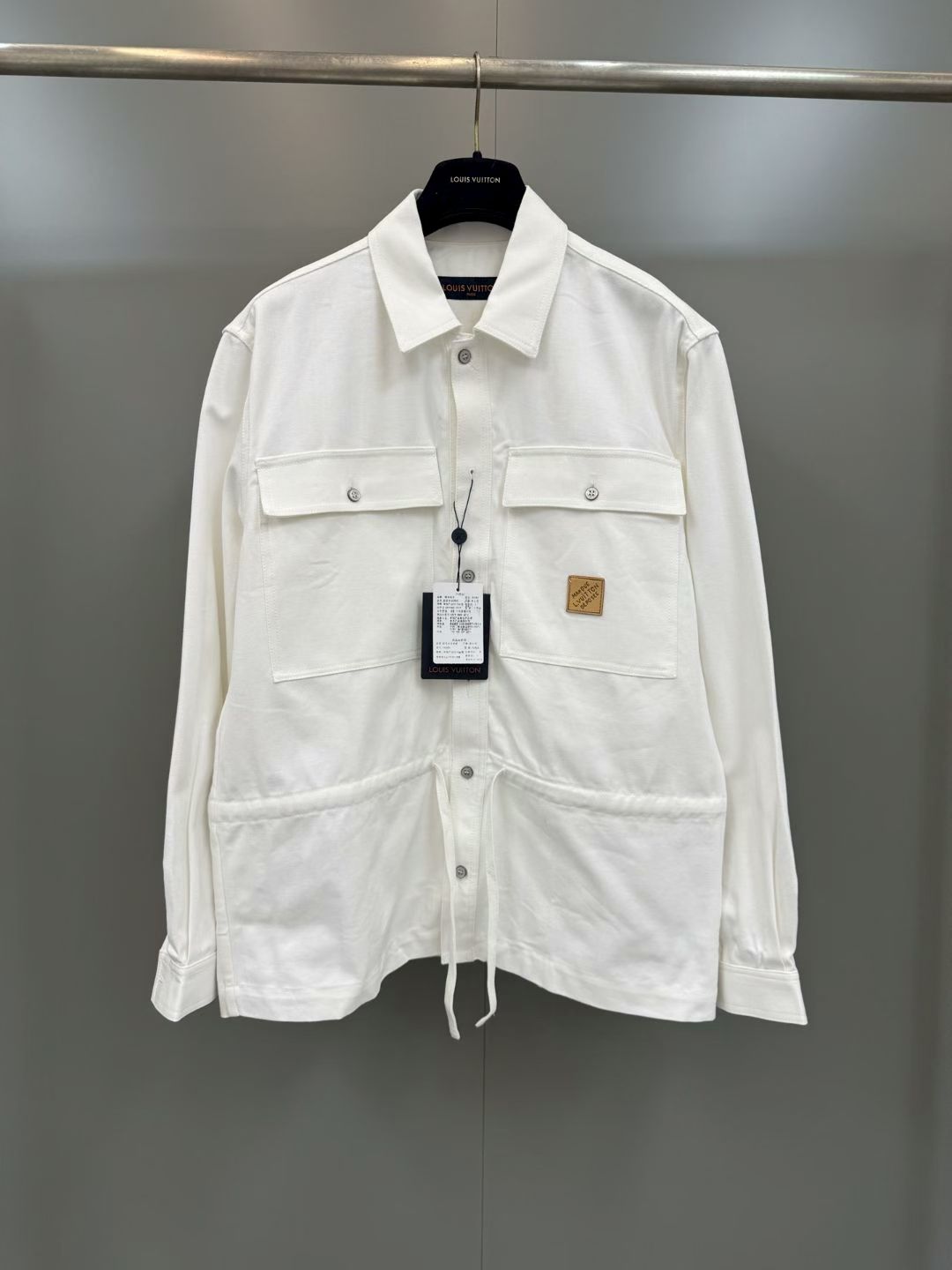 NO:778883,Lujia 26SS drawstring jacket-style shirt, made of high-density cotton herringbone poplin fabric, jacket-style shirt version, with drawstring tightening, template embroidery, glue printing on the back, more three-dimensional, high temperature pre-shrinking, not easy to shrink, customized 11 genuine leather leather labels, customized 11 rope customized hardware, complete three labels, loose version, high version, Louis Vuitton-clothing, louis vuitton, louis vuitton, louis vuitton, jackets &  coats,shirts,19860909驴家26SS抽绳夹克式衬衣,采用高密度棉质人字纹府绸面料,夹克式衬衫版型,搭配抽绳收紧,模板刺绣 背面胶浆印花,更立体,高温预缩,不易缩水, 定制11真皮皮标,定制11绳子定制五金,三标齐全,宽松版型,高版本,路易威登-服装,louis vuitton,louis vuitton,louis vuitton,jackets & coats,shirts,,Women's clothing