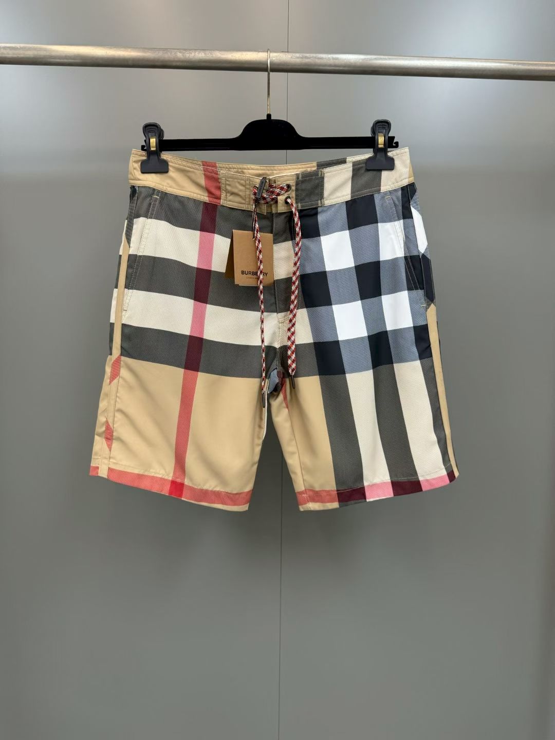 NO:779418,BBR's new drawstring swimming trunks, decorated with worsted Burberry plaid. Present a casual fit with mesh lining. High version, Burberry-clothing, burberry,19860909BBR新款抽绳式游泳裤,装饰精纺 Burberry 格纹.呈现休闲版型,搭配网眼内衬.高版本,博柏利-服装,burberry,,Women's clothing