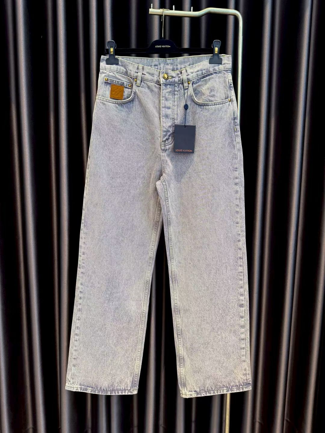 NO:778889,Exclusive high version of the Lvjia 26ss Purple Denim Straight Leg, a wardrobe essential, these jeans showcase Louis' craftsmanship. Premium stonewashed Japanese denim features pocket leather LV signature, LV leather patch and copper-effect buttons on the back. This effortless piece can be easily paired with everyday looks!, Louis Vuitton - Clothing, louis vuitton, louis vuitton, louis vuitton, louis vuitton, jeans, cowhide,19860909独家高版本驴家26ss紫色牛仔直筒裤,这款牛仔裤是衣橱必备单品,彰显路易的精湛工艺.优质石洗日本牛仔布采用口袋皮标LV 标志,背后有 LV 牛皮贴布和铜扣效果纽扣.这款毫不费力的单品可轻松搭配日常造型!,路易威登-服装,louis vuitton,louis vuitton,louis vuitton,louis vuitton,jeans,cowhide,,Women's clothing