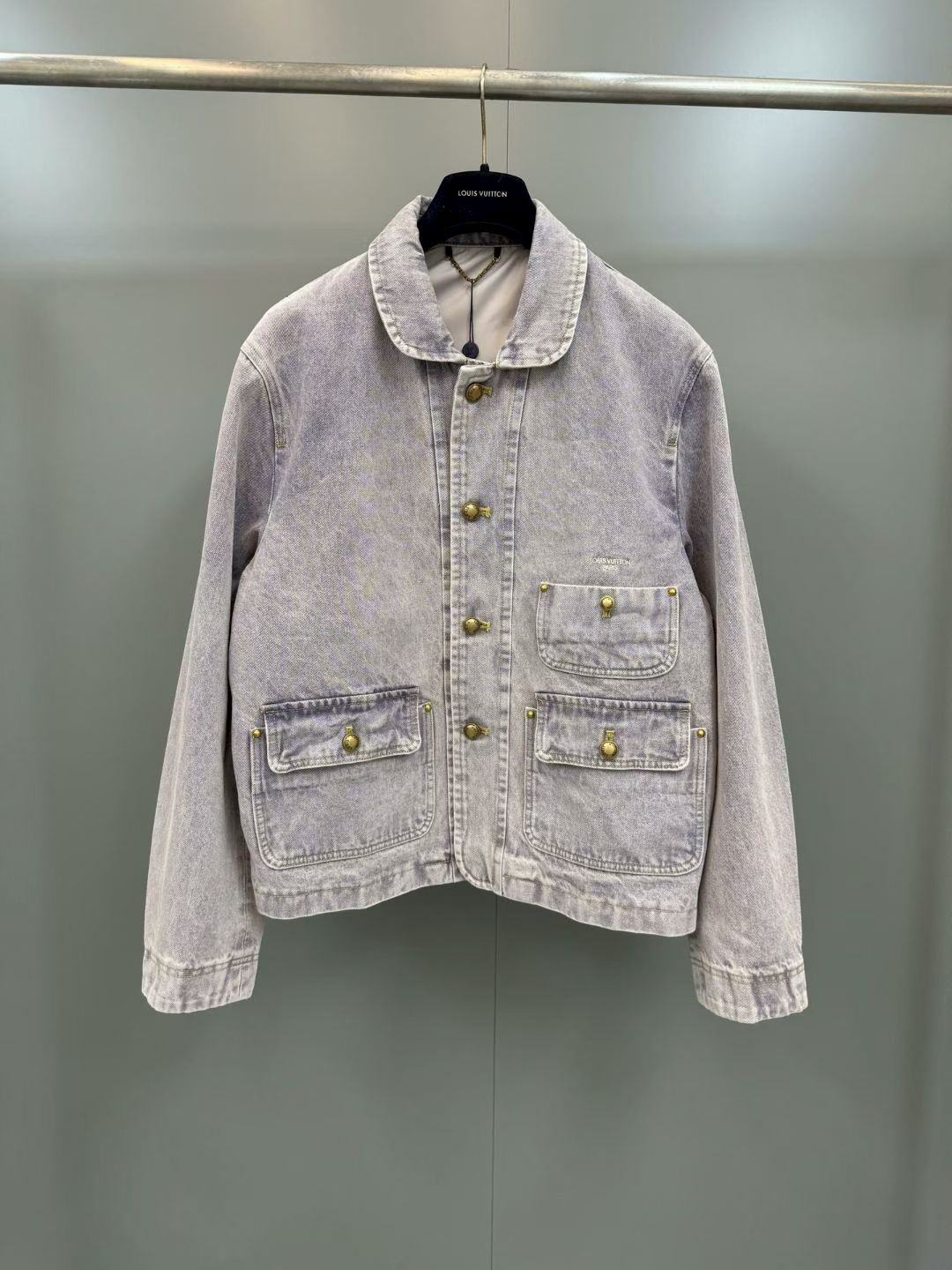 NO:778895,High version shipped Lujia 26ss purple denim jacket, inspired by the Indian fabric dyeing tradition. This style is a denim work jacket from the 2026 spring and summer show. The canvas fabric is processed with washed distressing technology to highlight the retro texture. The casual silhouette is paired with an arc club collar, injecting a yuppie style; the distressed buttons pay tribute to the brand's box-making tradition. Paired with the same series of skateboard trousers, it becomes an eye-catching suit. Standard version  Cotton, club collar, bleached overdyed denim, lined, button fastening, distressed buttons and rivets, buttoned flap pockets, chest button pockets, chest logo embroidery!  ,Louis Vuitton-clothing,louis vuitton,louis vuitton,louis vuitton,jackets & coats,jackets & coats,19860909高版本出货 驴家26ss紫色牛仔外套,灵感源自印度织物染色传统,本款出自 2026 年春夏秀场的丹宁工装束腰夹克,以水洗仿旧工艺处理帆布面料,彰显复古质感.休闲廓形搭配圆弧俱乐部领,注入雅痞格调；仿旧纽扣则致敬品牌制箱传统.搭配同系列滑板长裤,成就瞩目套装.标准版型 棉,俱乐部领型,漂白套染丹宁,配有内衬,纽扣开合,仿旧纽扣与铆钉,纽扣翻盖口袋,胸前纽扣口袋,胸前标识刺绣！,路易威登-服装,louis vuitton,louis vuitton,louis vuitton,jackets & coats,jackets & coats,,Women's clothing