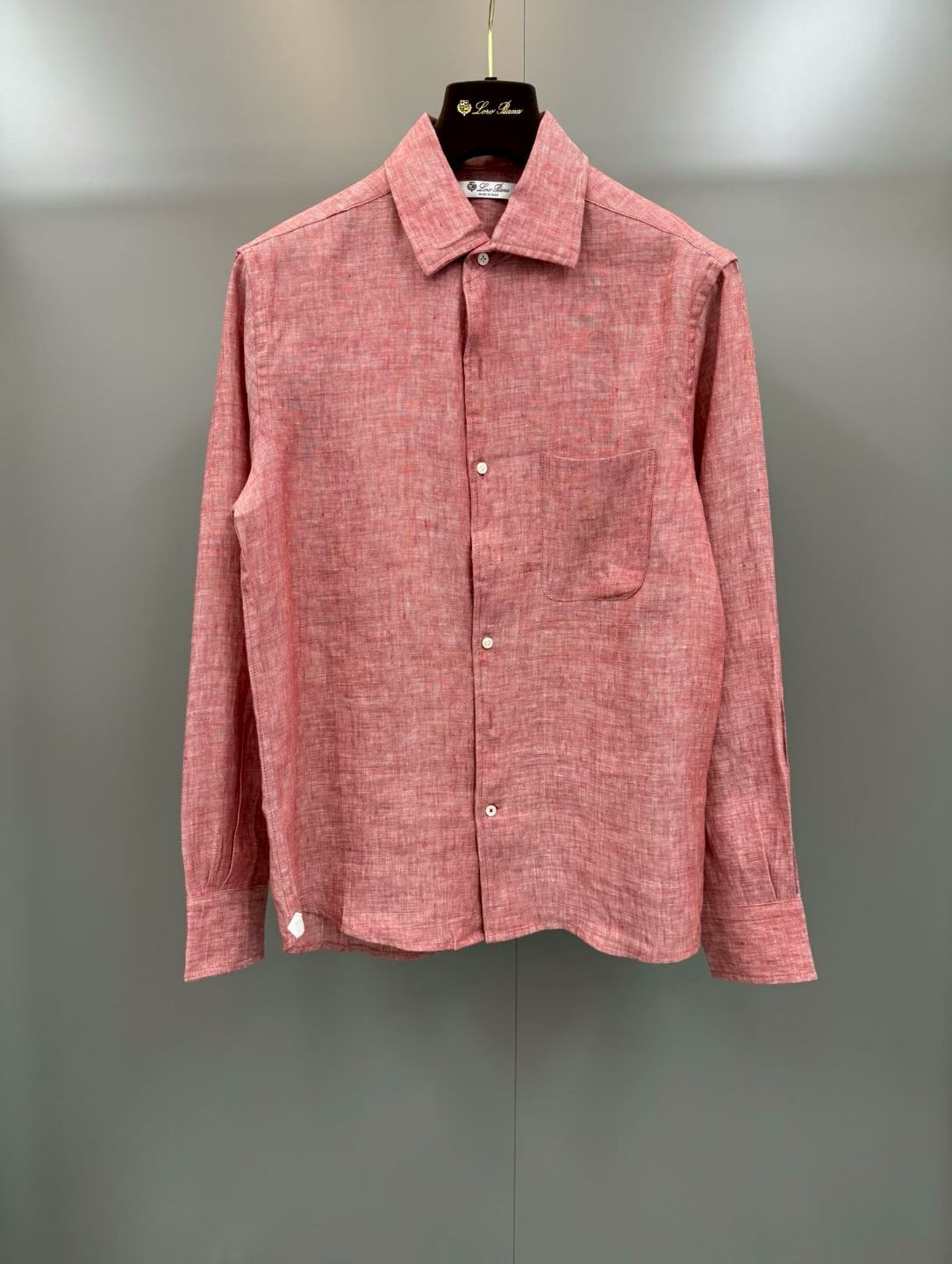 NO:779357,Loro  Piana's outstanding Andr shirt has a lapel design that can be worn open as an outerwear, allowing you to create a unique temperament. This brand's iconic shirt is specially made of linen fabric in this spring and summer series, with a soft and soft appearance that reveals a refreshing feeling of wearing. The special treatment makes the fabric softer, smoother, more drapey and less prone to wrinkles. It is a rare treasure for men who pursue elegance and leisure. It has a pocket on the chest and a pleated four-eye mother-of-pearl button on the back.  Loro Piana logo side seam fabric linen,men's,loro piana,shirts,19860909Loro Piana卓尔不群的Andr衬衫为翻领设计,可以敞开着当外衣穿,让您打造与众不同的气质.这款品牌标志性衬衫在此春夏系列特别采用亚麻面料制作,松柔外观中透出清爽的穿着感.特别处理使面料更加柔软,顺滑,更富垂坠感且不易起皱.为追求高雅,休闲兼蓄的男士献上一件百不一遇的珍品.胸前设有口袋,背部装饰褶裥四眼珍珠母贝纽扣 Loro Piana徽标侧缝 件面料亚麻,男装,loro piana,shirts,,Women's clothing