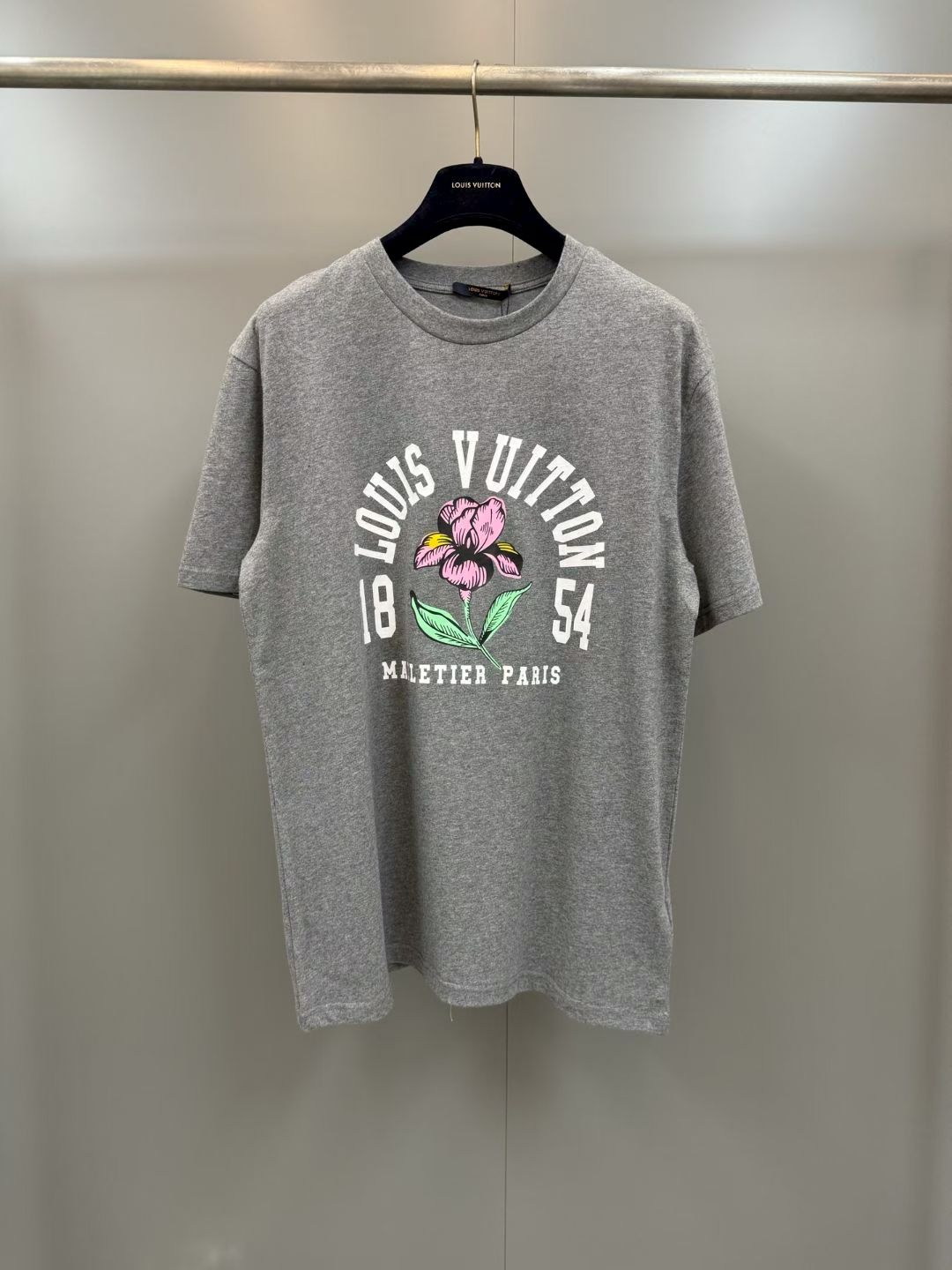 NO:778901,Lujia 26 new iris print round neck short-sleeved regular T-shirt high version.,Louis Vuitton-clothing,louis vuitton,louis vuitton,louis vuitton,T-shirt,tees,t-shirt,19860909驴家26新款鸢尾花印花圆领短袖 常规 T恤 高版本.,路易威登-服装,louis vuitton,louis vuitton,louis vuitton,T-shirt,tees，t-shirt,,Women's clothing