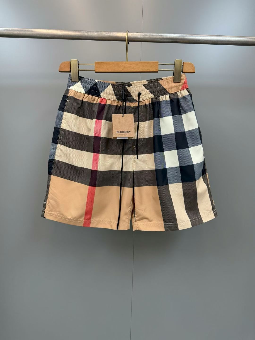 NO:779423,BBR high version drawstring swimming trunks, decorated with worsted Burberry check. Presenting a casual fit, with mesh lining., Burberry - Clothing, burberry,19860909BBR高版本抽绳式游泳裤,装饰精纺 Burberry 格纹.呈现休闲版型,搭配网眼内衬.,博柏利-服装,burberry,,Women's clothing