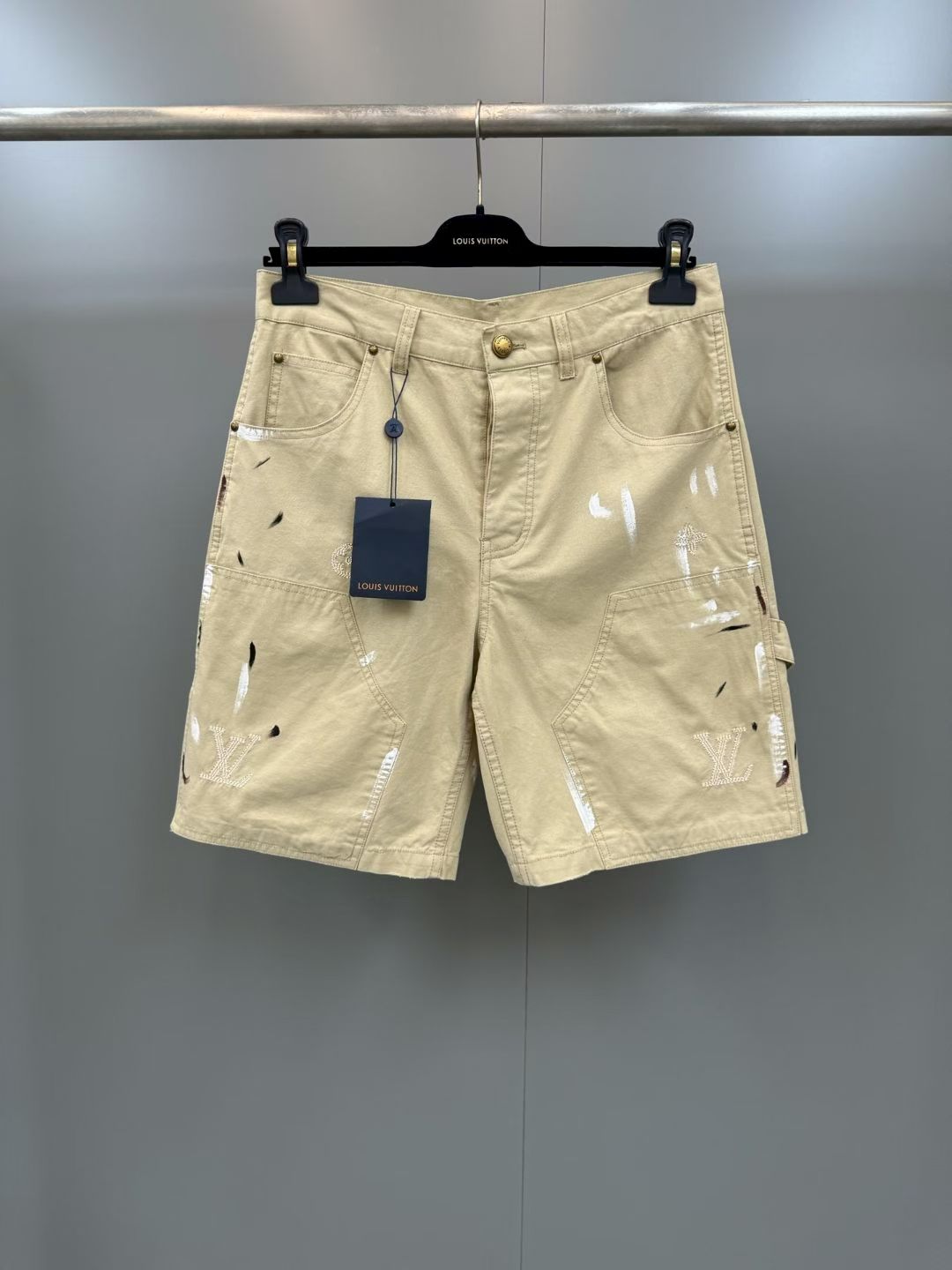 NO:778907,Lujia 2026SS new spring and summer straight workwear Bermuda shorts, light khaki washed denim, distressed to give a retro faded texture, painted spots with hand-splashed ink effect, three-dimensional splicing large pockets on the front, clear topstitching, increasing visual hierarchy, old metal nails embellishment at the pocket, brown flocked leather tag on the back waist, Louis Vuitton-Clothing, louis vuitton, louis vuitton, louis vuitton, shorts,19860909驴家 2026SS春夏新款直筒工装百慕大短裤,浅卡其色水洗牛仔布,做旧处理呈现出复古褪色的质感,手工泼墨效果的彩绘斑点 正面带有立体拼接大口袋 明线车线清晰,增加视觉层次 袋口做旧金属钉点缀 后腰处棕色植绒皮牌,路易威登-服装,louis vuitton,louis vuitton,louis vuitton,shorts,,Women's clothing