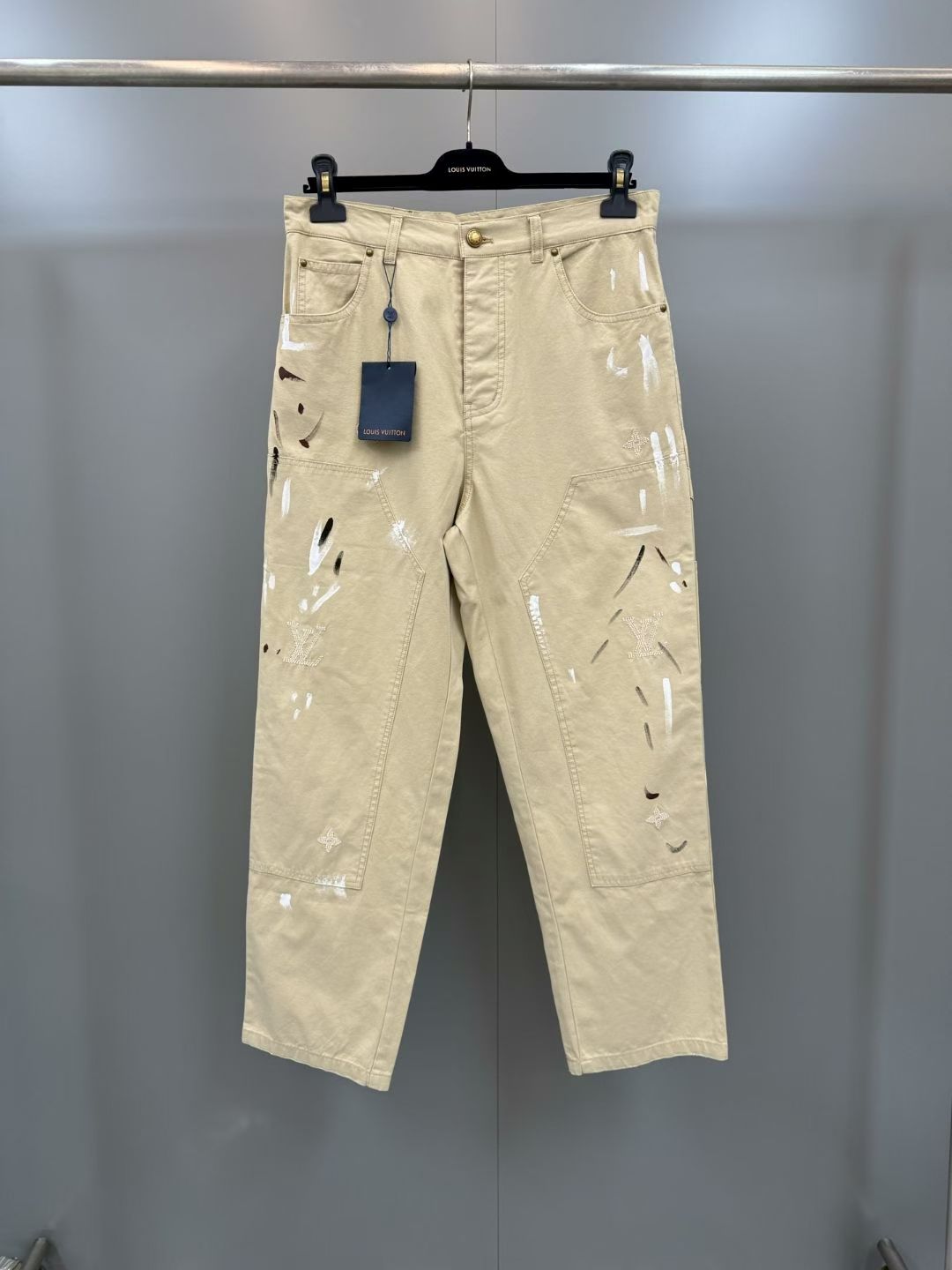 NO:778861,Lujia 2026SS new spring and summer straight work trousers, light khaki washed denim, distressed to give a retro faded texture, painted spots with hand-splashed ink effect, three-dimensional splicing large pockets on the front, clear topstitching, increasing visual hierarchy, old metal nails embellishment at the pocket, brown flocked leather tag on the back waist, Louis Vuitton-Clothing, louis vuitton, louis vuitton, louis vuitton,19860909驴家2026SS春夏新款直筒工装长裤,浅卡其色水洗牛仔布,做旧处理呈现出复古褪色的质感,手工泼墨效果的彩绘斑点 正面带有立体拼接大口袋 明线车线清晰,增加视觉层次 袋口做旧金属钉点缀 后腰处棕色植绒皮牌,路易威登-服装,louis vuitton,louis vuitton,louis vuitton,,Women's clothing