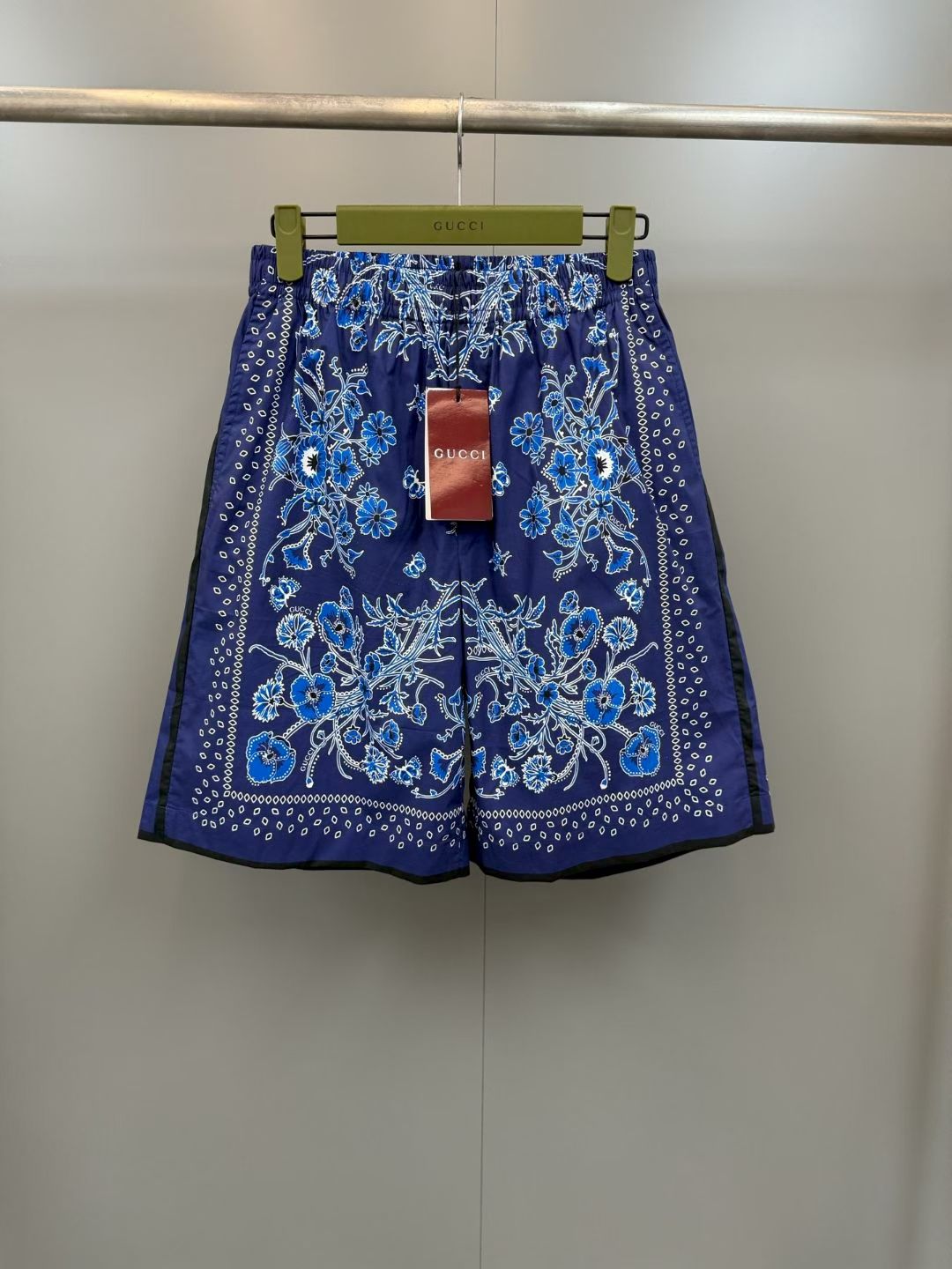 NO:778890,G's 2026SS new spring and summer Hawaiian shorts, with red and white floral and paisley-style prints, the pattern is distributed in square blocks, and the edges are embellished with fine dot patterns, casual style!  ,Gucci-clothing,gucci,gucci,shorts,19860909G家2026SS 春夏新款夏威夷短裤,红白相间的花卉与佩斯利风格印花,图案呈方形区块分布,边缘点缀细密的点状纹样,休闲款式！,古驰-服装,gucci,gucci,shorts,,Women's clothing