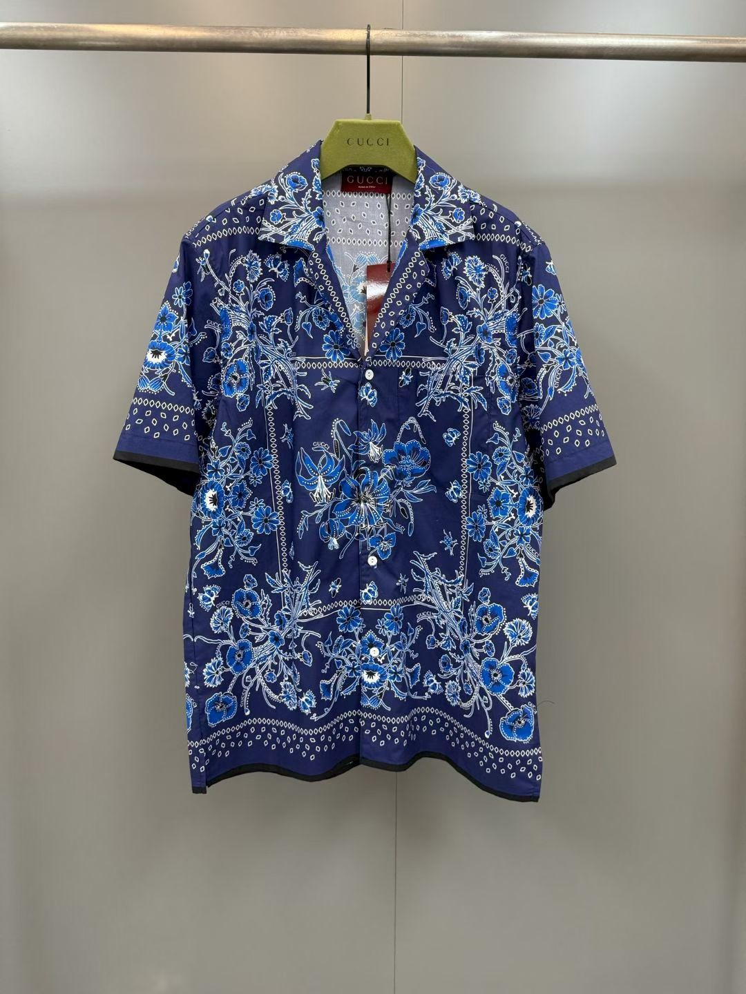 NO:778896,G's 2026SS new spring and summer lapel Hawaiian short-sleeved shirt, with red and white floral and paisley-style prints, the pattern is distributed in square blocks, with fine dot patterns on the edges, dark fine piping on the edges of the cuffs and hem, mother-of-pearl buttons on the placket, casual style!  ,Gucci-clothing,gucci,gucci,shirts,T-shirt,19860909G家2026SS 春夏新款翻领夏威夷短袖衬衫,红白相间的花卉与佩斯利风格印花,图案呈方形区块分布,边缘点缀细密的点状纹样,袖口与下摆边缘深色细滚边,门襟珍珠母贝质感纽扣,休闲款式！,古驰-服装,gucci,gucci,shirts,T-shirt,,Women's clothing