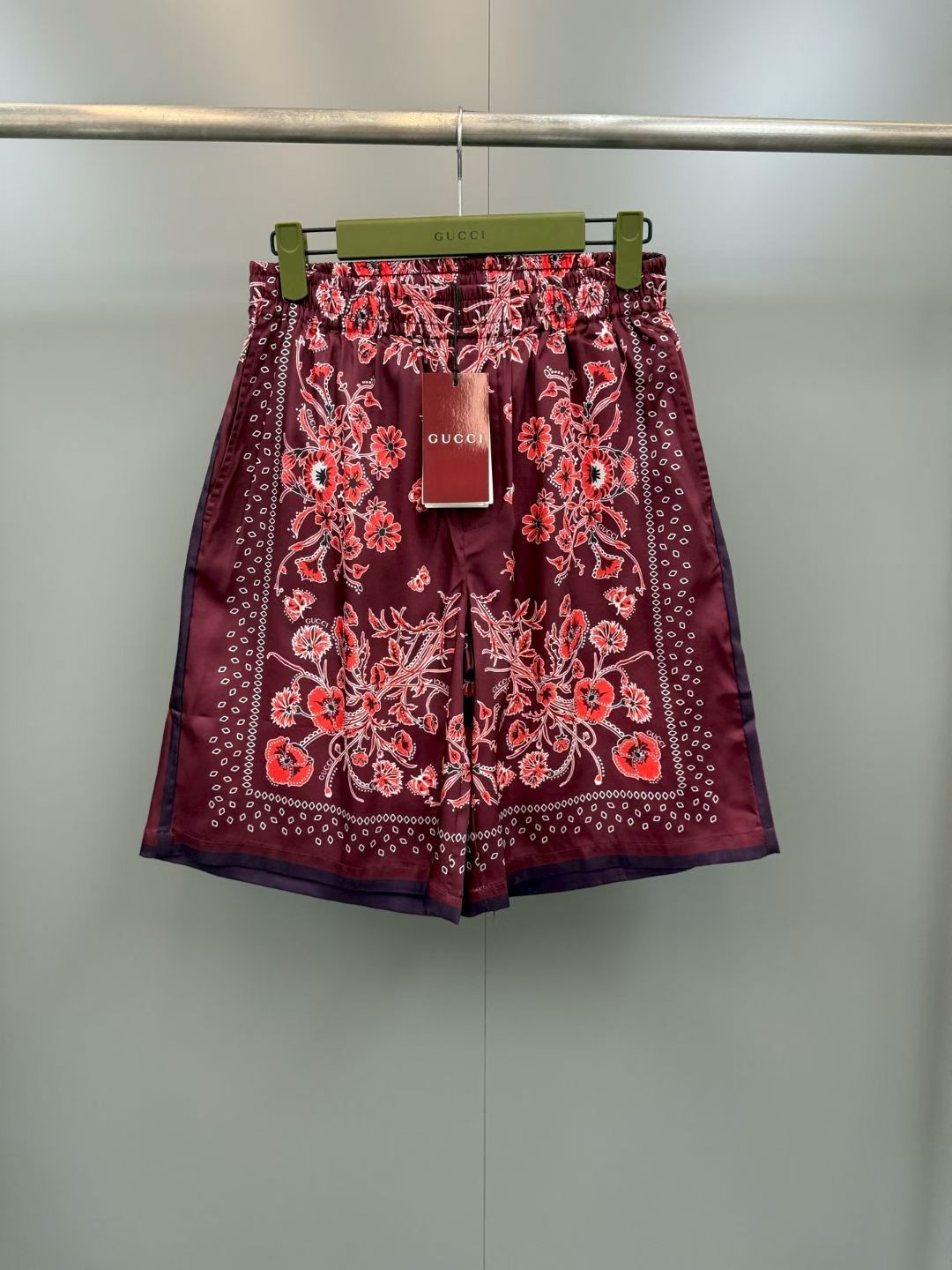 NO:778902,G's 2026SS new spring and summer Hawaiian shorts, with red and white floral and paisley-style prints, the pattern is distributed in square blocks, and the edges are embellished with fine dot patterns, casual style!  ,Gucci-clothing,gucci,gucci,shorts,19860909G家2026SS 春夏新款夏威夷短裤,红白相间的花卉与佩斯利风格印花,图案呈方形区块分布,边缘点缀细密的点状纹样,休闲款式！,古驰-服装,gucci,gucci,shorts,,Women's clothing