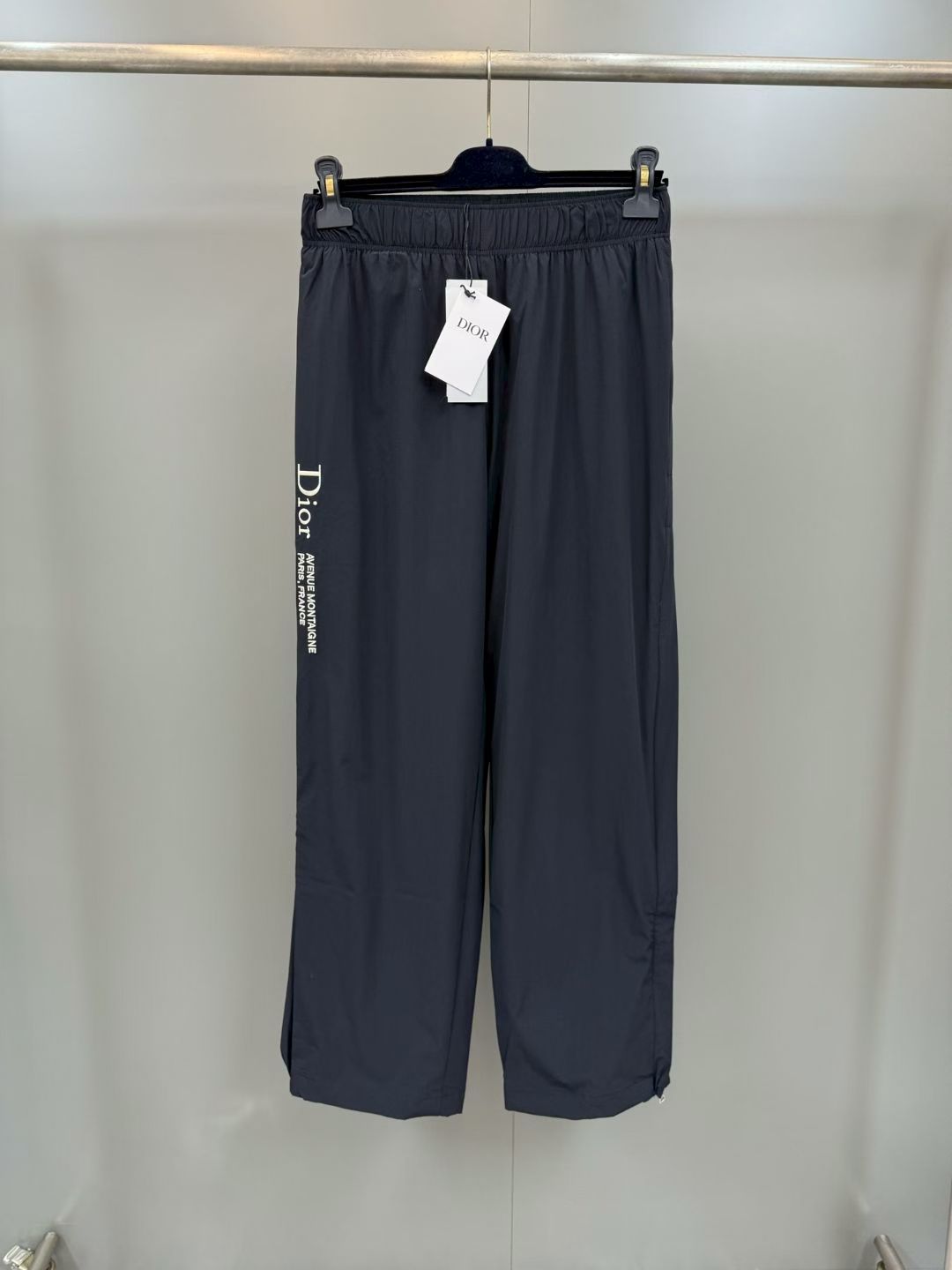 NO:778826,Dior26 new sports trousers are a new product of the 2026 summer men's wear series. They made a wonderful debut at Jonathan Anderson's Dior show, reinterpreting classic sportswear with an elegant style. They are carefully made of blue technical fabrics, loosely cut, with an elastic waistband and zipper legs to enhance the style, and are embellished with Dior Montaigne embroidery on the side. Fashionable and comfortable, they can create a variety of refined or casual looks., Dior - Clothing, dior, dior,19860909Dior26新款运动长裤是二零二六夏季男装系列新品,于乔纳森·安德森 (Jonathan Anderson) 的 Dior 首秀精彩亮相,以优雅风范重新诠释经典的运动服饰.采用蓝色科技面料精心制作,宽松剪裁,搭配弹力腰头和拉链裤腿提升格调,侧面点缀以 Dior Montaigne 刺绣.时尚舒适,可打造各种精致或休闲的造型.,迪奥-服装,dior,dior,,Women's clothing