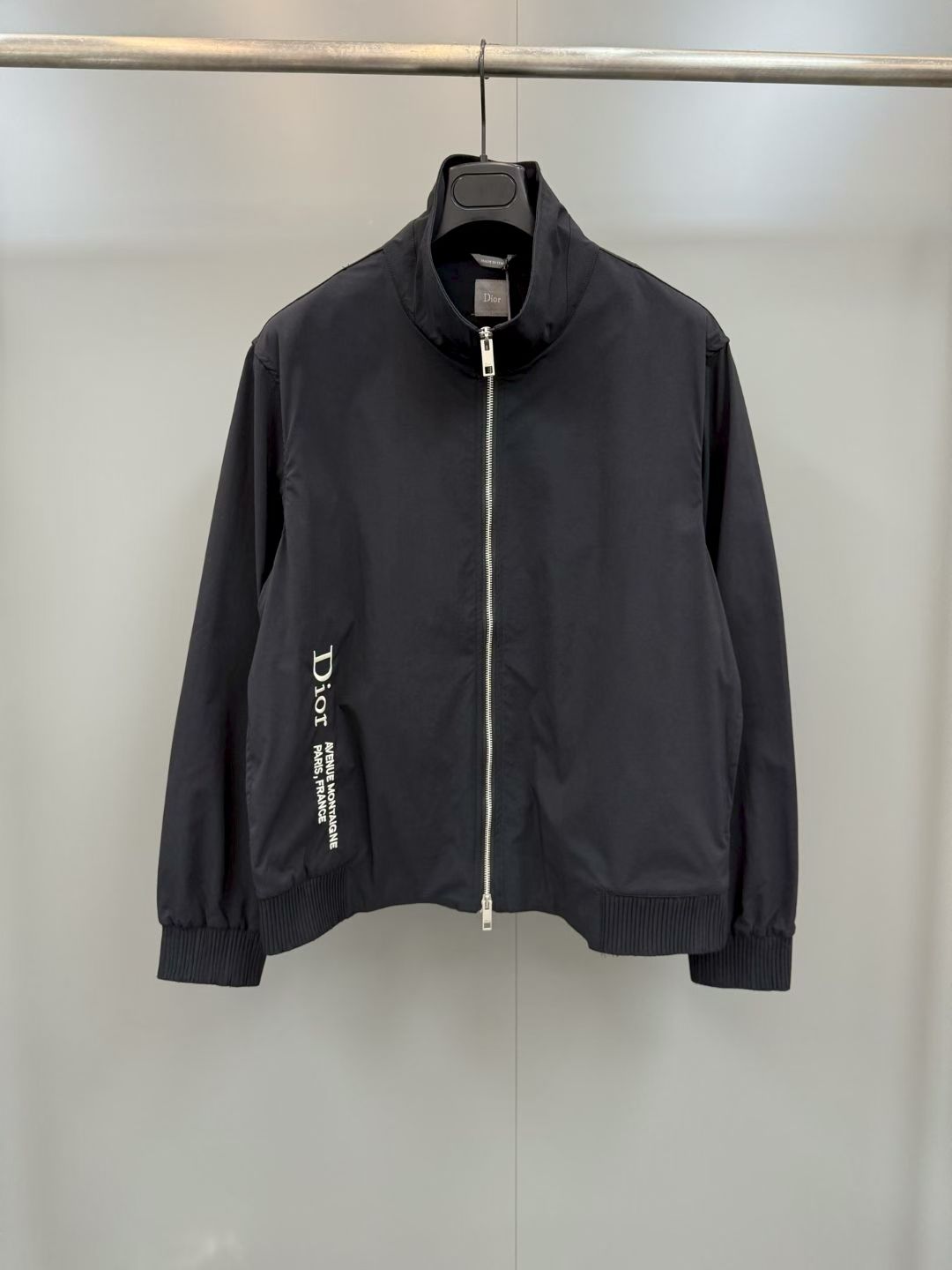 NO:778831,Dior 26's new zippered shirt is decorated with Dior Montaigne embroidery, paying tribute to Dior's classic address. Carefully crafted in black technical fabrics, it has an oversized fit and a zipper style with ribbed cuffs and hem. It can be paired with matching shorts to create a sophisticated look., Dior - Clothing, dior, dior, shorts, shirts,19860909迪奥26新款拉链衬衫饰以 Dior Montaigne 刺绣,向 Dior 的经典地址致敬.采用黑色科技面料精心制作,超大版型,拉链款式搭配罗纹袖口和底边.可与配套短裤搭配,打造精致造型.,迪奥-服装,dior,dior,shorts,shirts,,Women's clothing